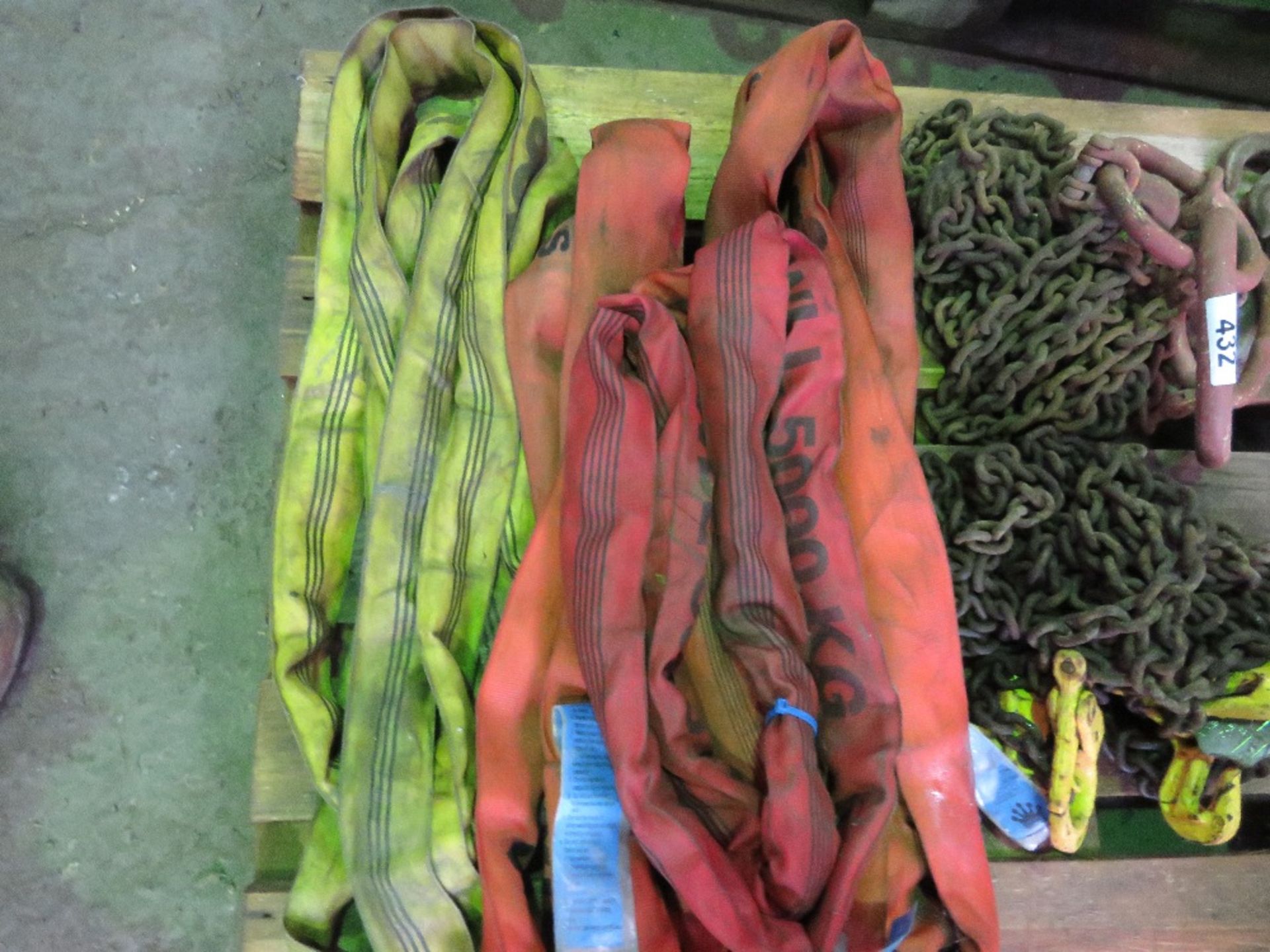 5 X LIFTING CHAINS PLUS LIFTING STRAPS AS SHOWN. THIS LOT IS SOLD UNDER THE AUCTIONEERS MARGIN SC - Image 2 of 4