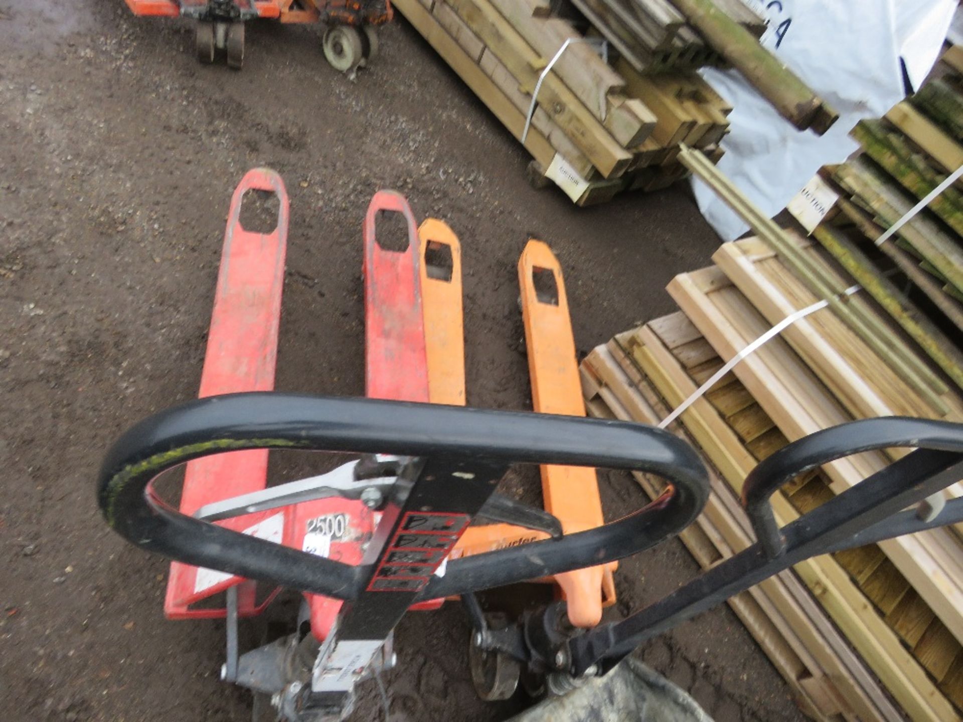2 X HYDRAULIC PALLET TRUCKS. WHEN TESTED WAS SEEN TO LIFT AND LOWER. SOURCED FROM COMPANY LIQUIDATI - Image 2 of 2