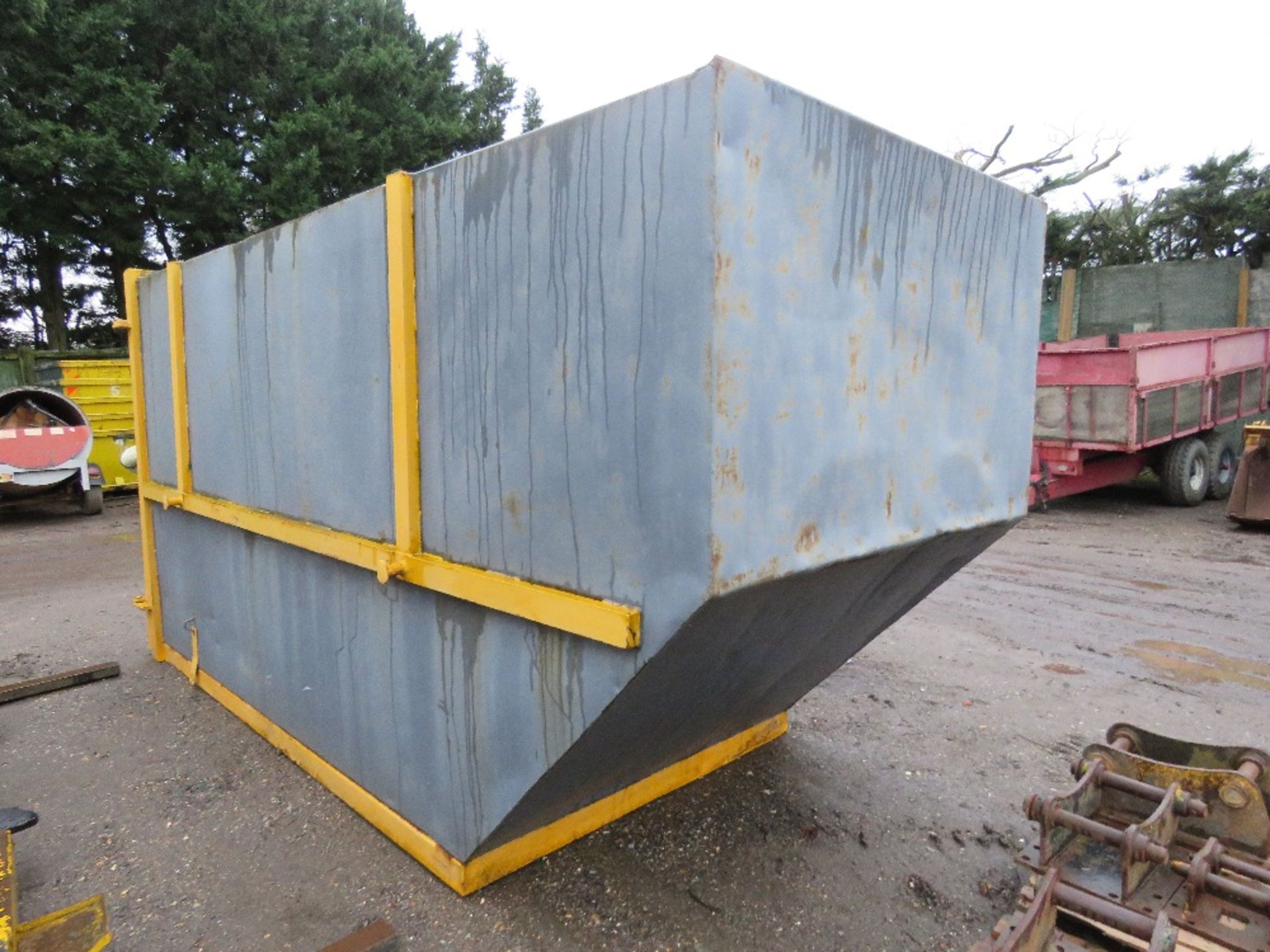 CHAIN LIFT ENCLOSED PLANT MOVING SKIP. - Image 3 of 5