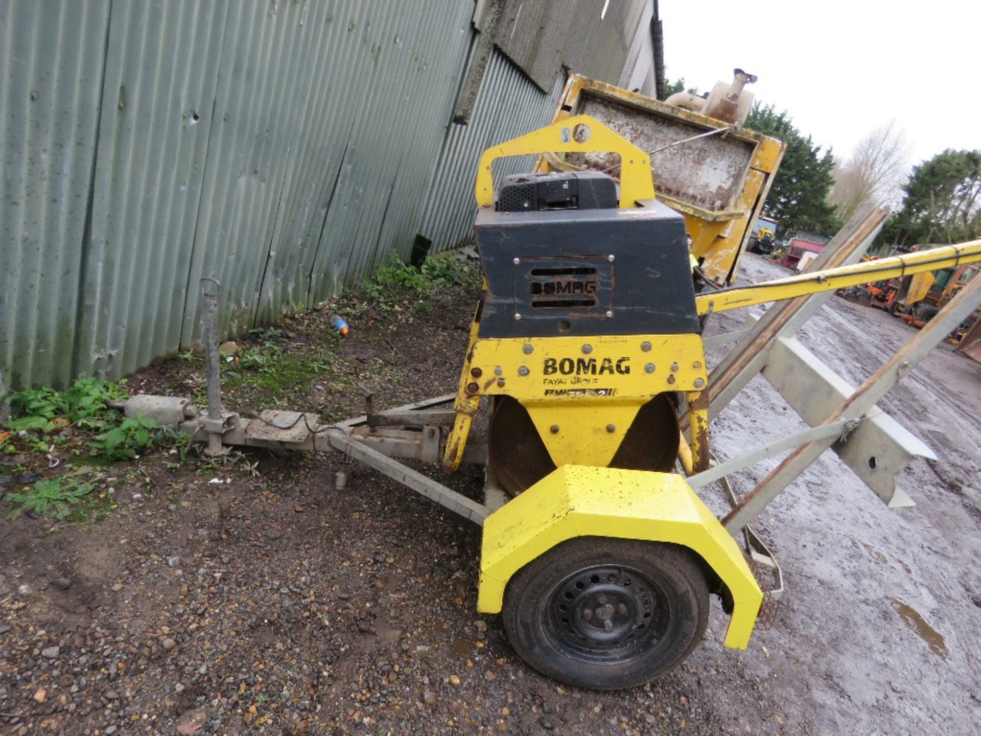 BOMAG BW71E-2 SINGLE DRUM ROLLER ON A TRAILER YEAR 2017 BUILD. SN: 101620291368. SOURCED FROM LARGE - Image 3 of 8