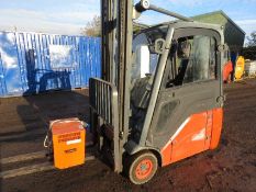LINDE E16 CABBED 3 WHEEL BATTERY FORKLIFT, YEAR 2006 BUILD