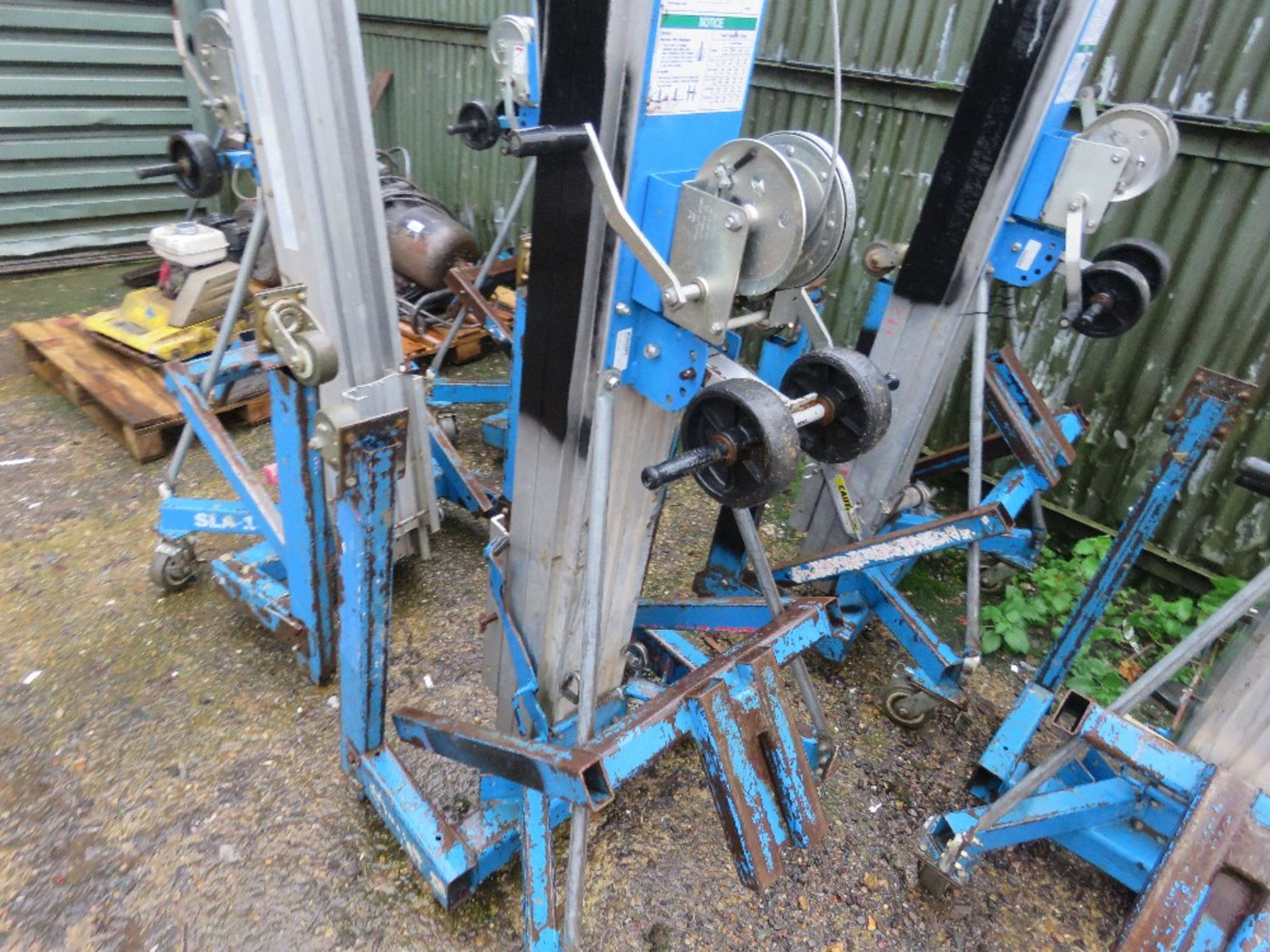 GENIE SLA10 MANUAL OPERATED MATERIAL HOIST LIFT WITH FORKS.