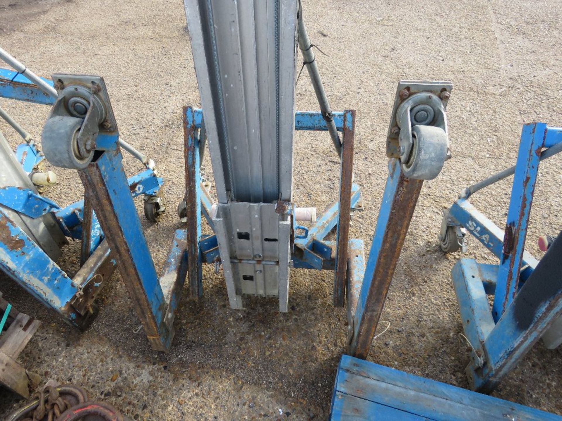 GENIE SLA10 MANUAL OPERTED HOIST / LIFT UNIT WITH FORKS. DIRECT FROM LOCAL COMPANY. - Image 5 of 6