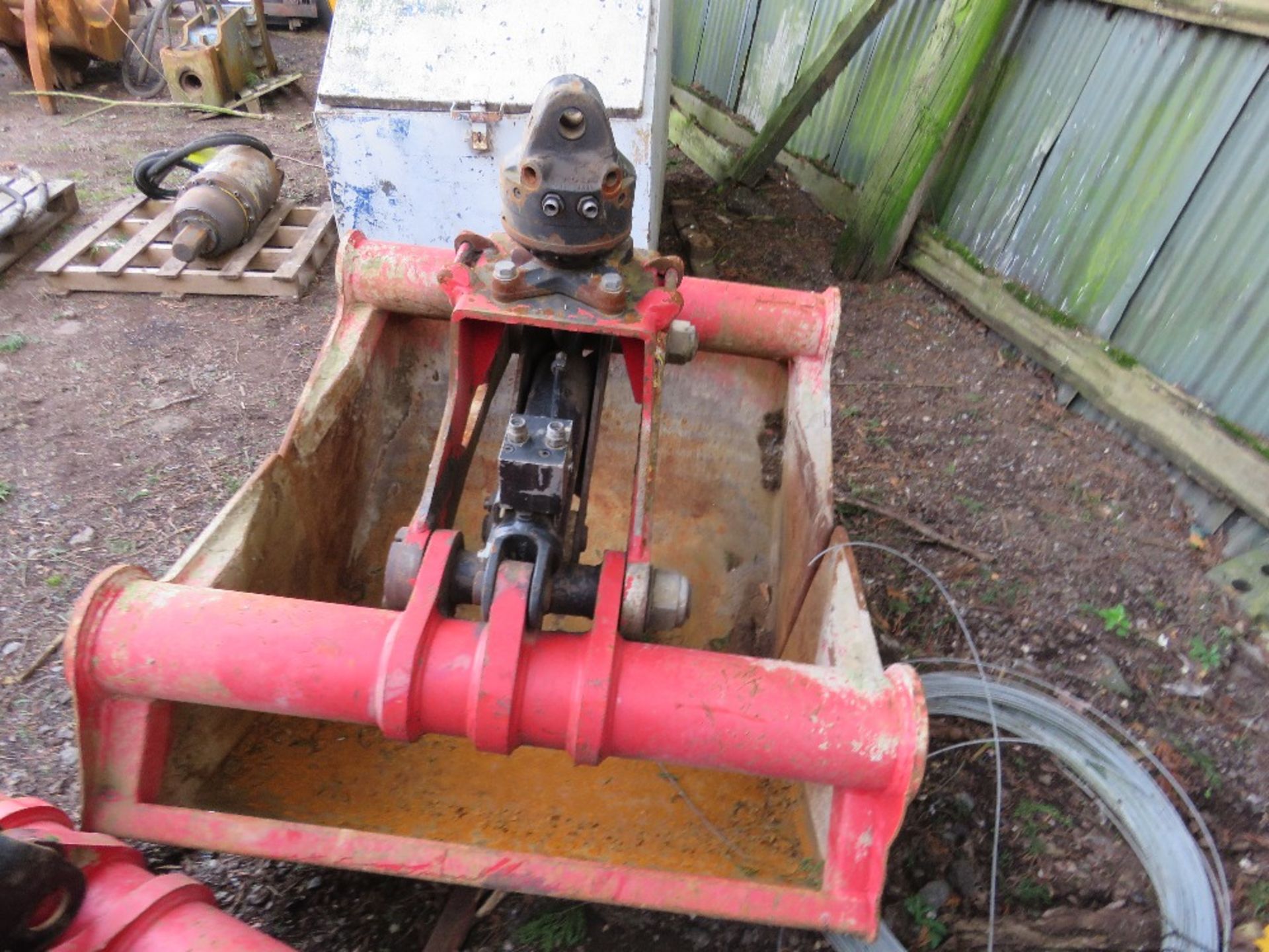 KINSHOFFER CLAMSHELL GRAB BUCKET WITH ROTATOR. THIS LOT IS SOLD UNDER THE AUCTIONEERS MARGIN SCH - Image 3 of 4