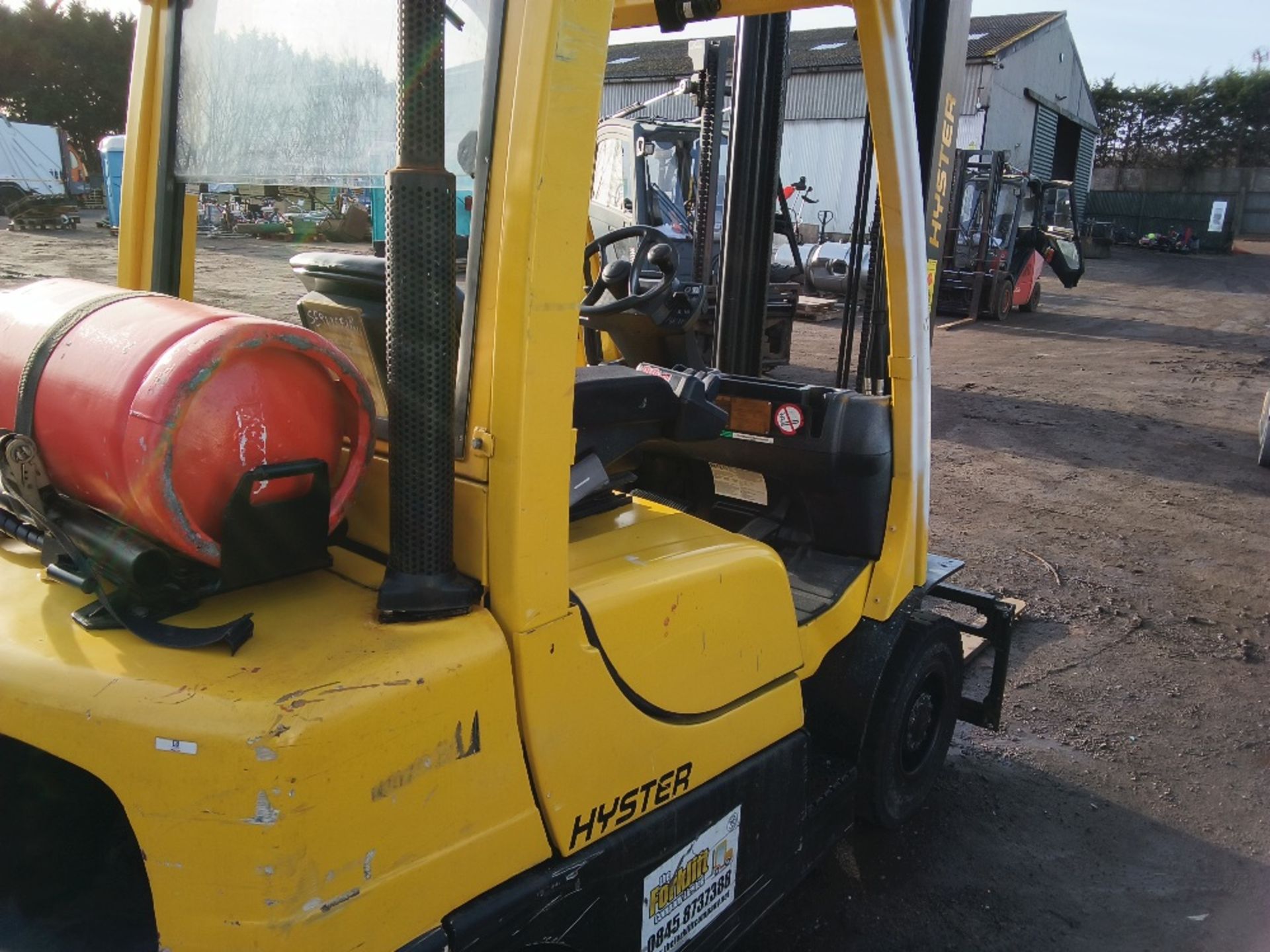 HYSTER 2.6 GAS POWERED FORKLIFT TRUCK WITH SIDE SHIFT. YEAR 2008. 2270KG RATED CAPACITY SOURCED FRO - Image 4 of 9