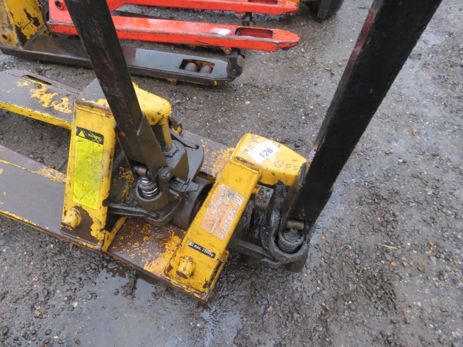 2 X MANUAL PALLET TRUCKS, CONDITION UNKNOWN. SOURCED FROM COMPANY LIQUIDATION. - Image 3 of 3