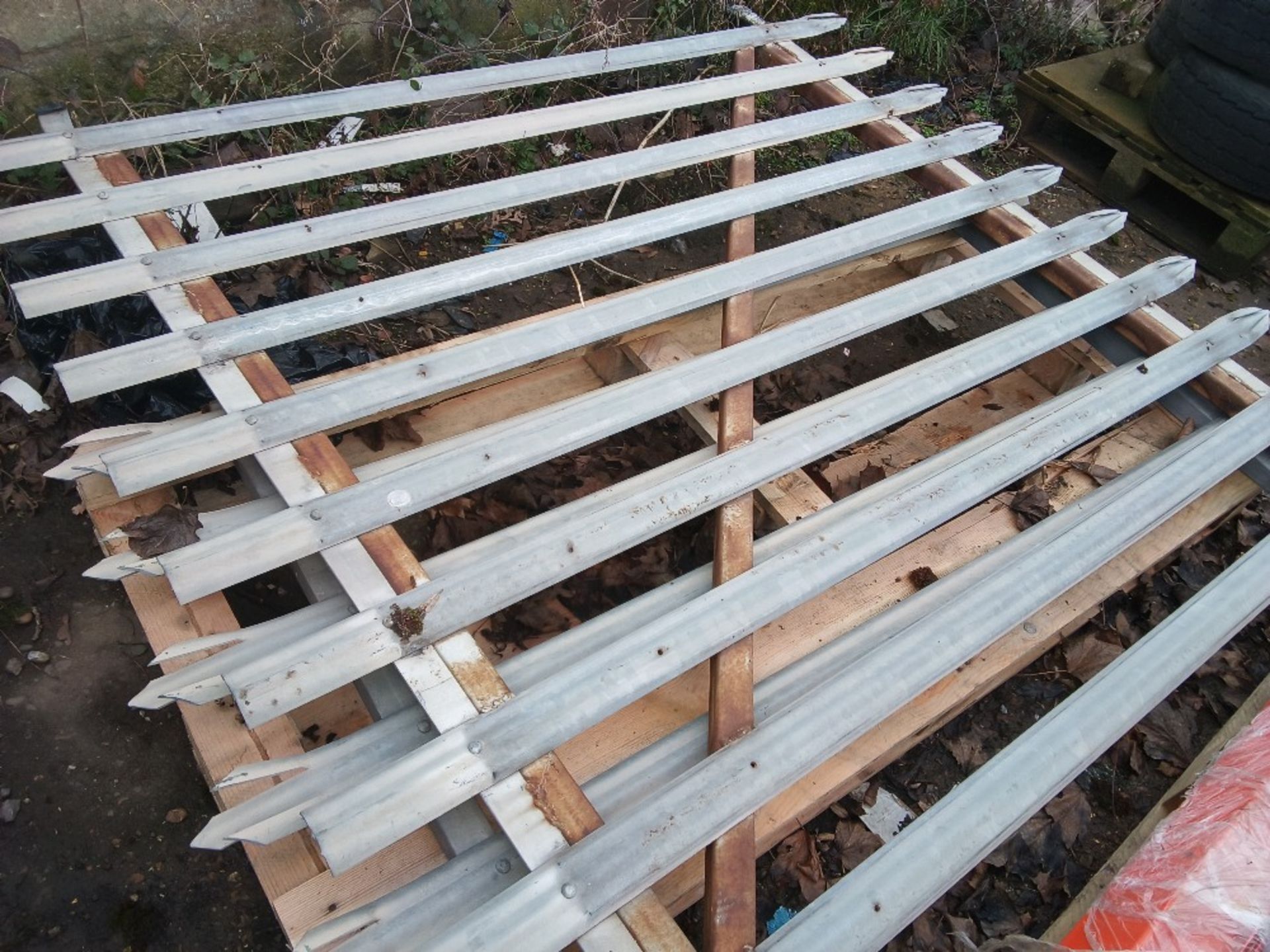 2 X PALISADE FENCE SECTIONS, 8FT TOTAL APPROX, 6FT HEIGHT APPROX. THIS LOT IS SOLD UNDER THE AUCT