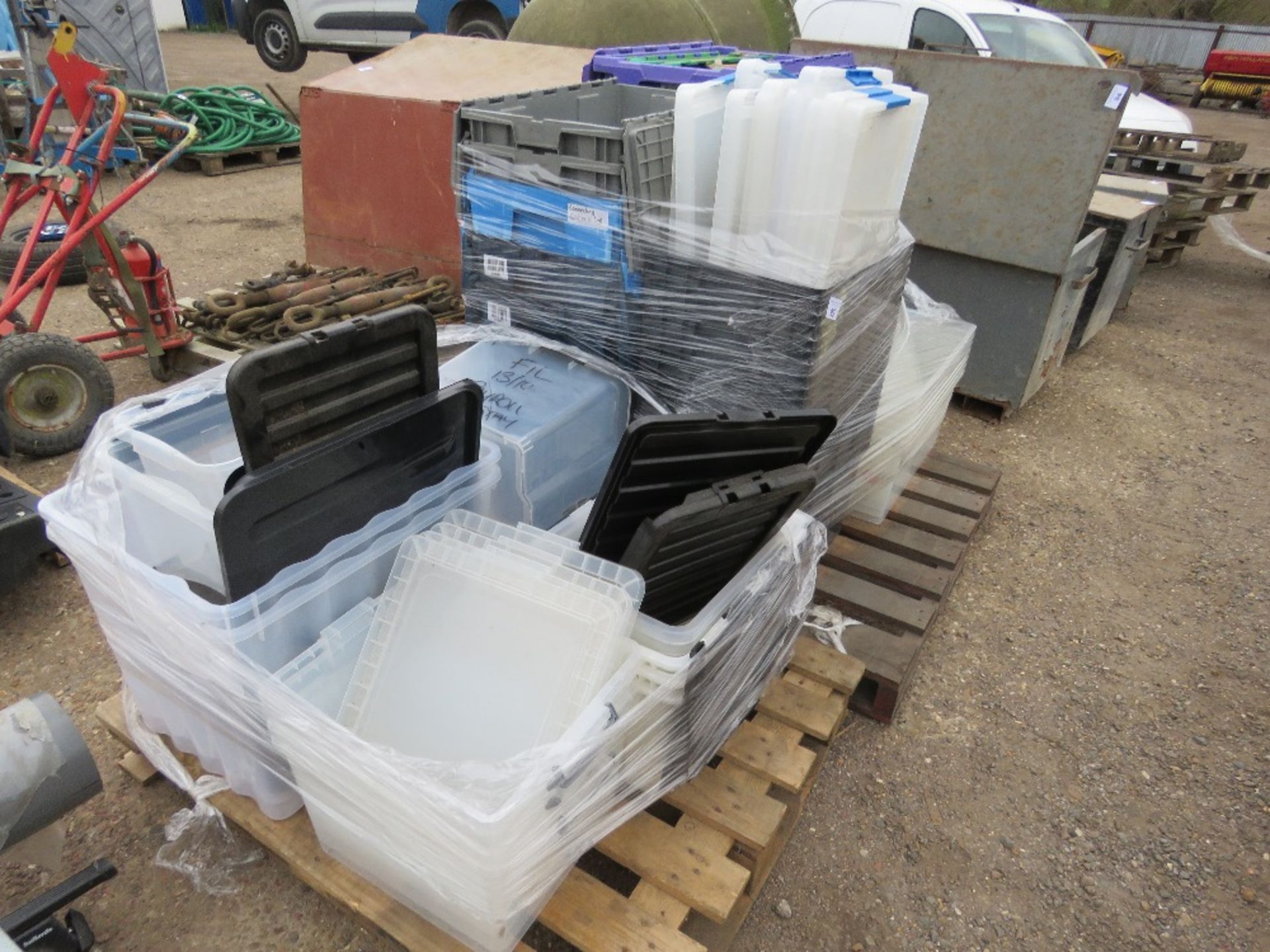 2 X PALLETS OF ASSORTED PLASTIC CRATES. - Image 6 of 6