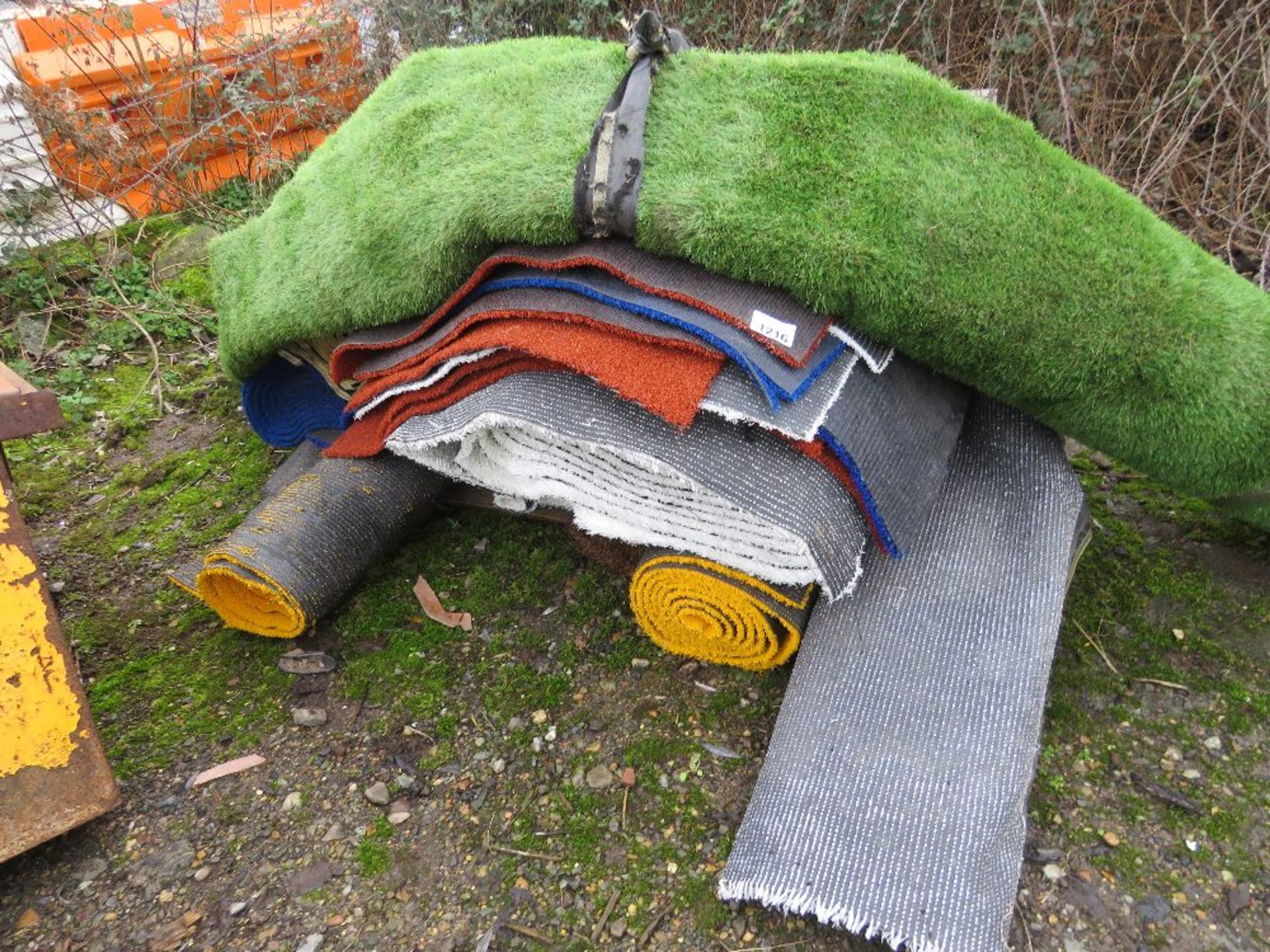 ASSORTED ASTRO TURF MATTING, AS SHOWN. THIS LOT IS SOLD UNDER THE AUCTIONEERS MARGIN SCHEME, THER - Image 5 of 5