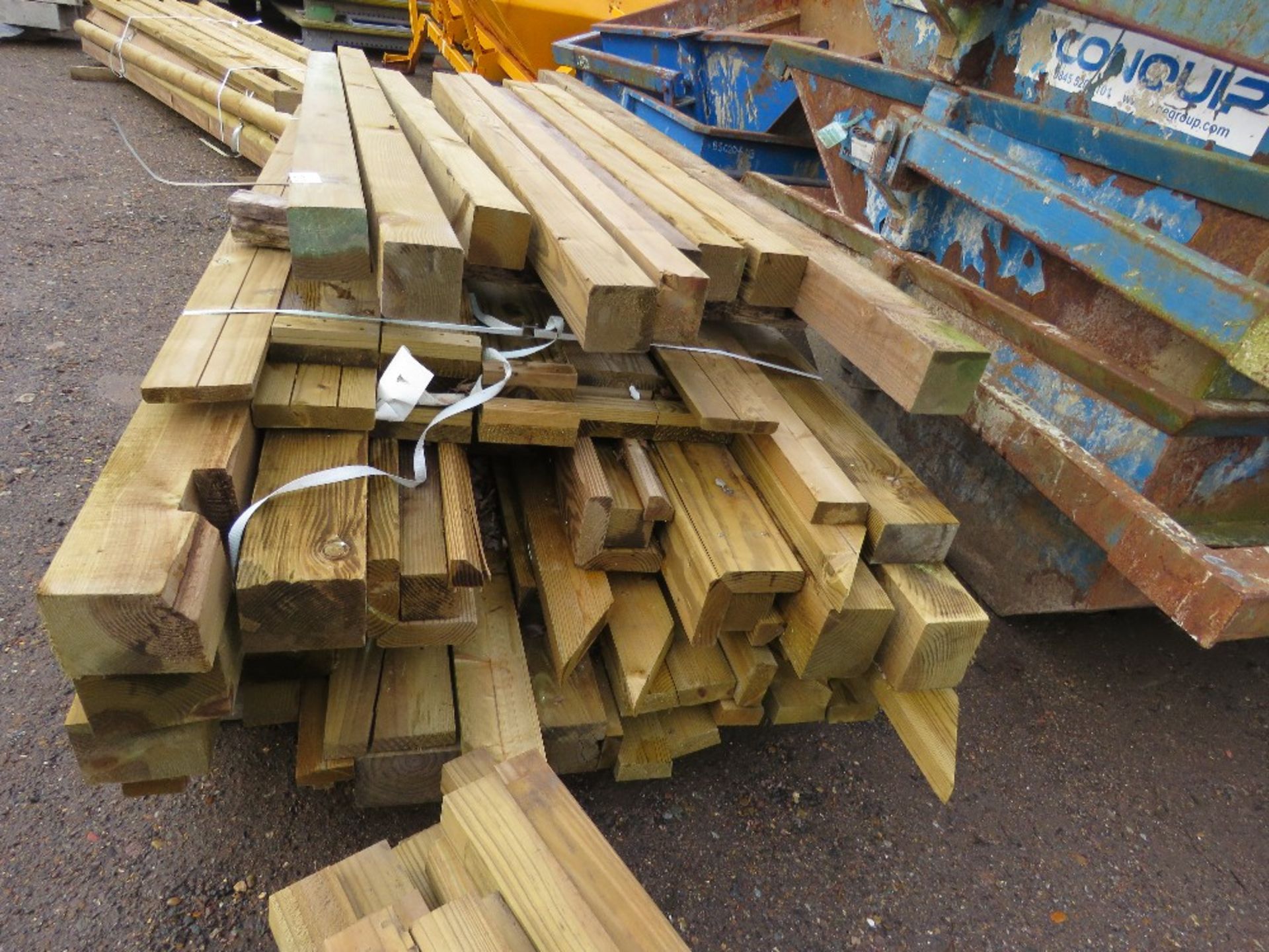 BUNDLE OF HEAVY DUTY TIMBERS AND POSTS 6-9FT LENGTH APPROX. - Image 2 of 4