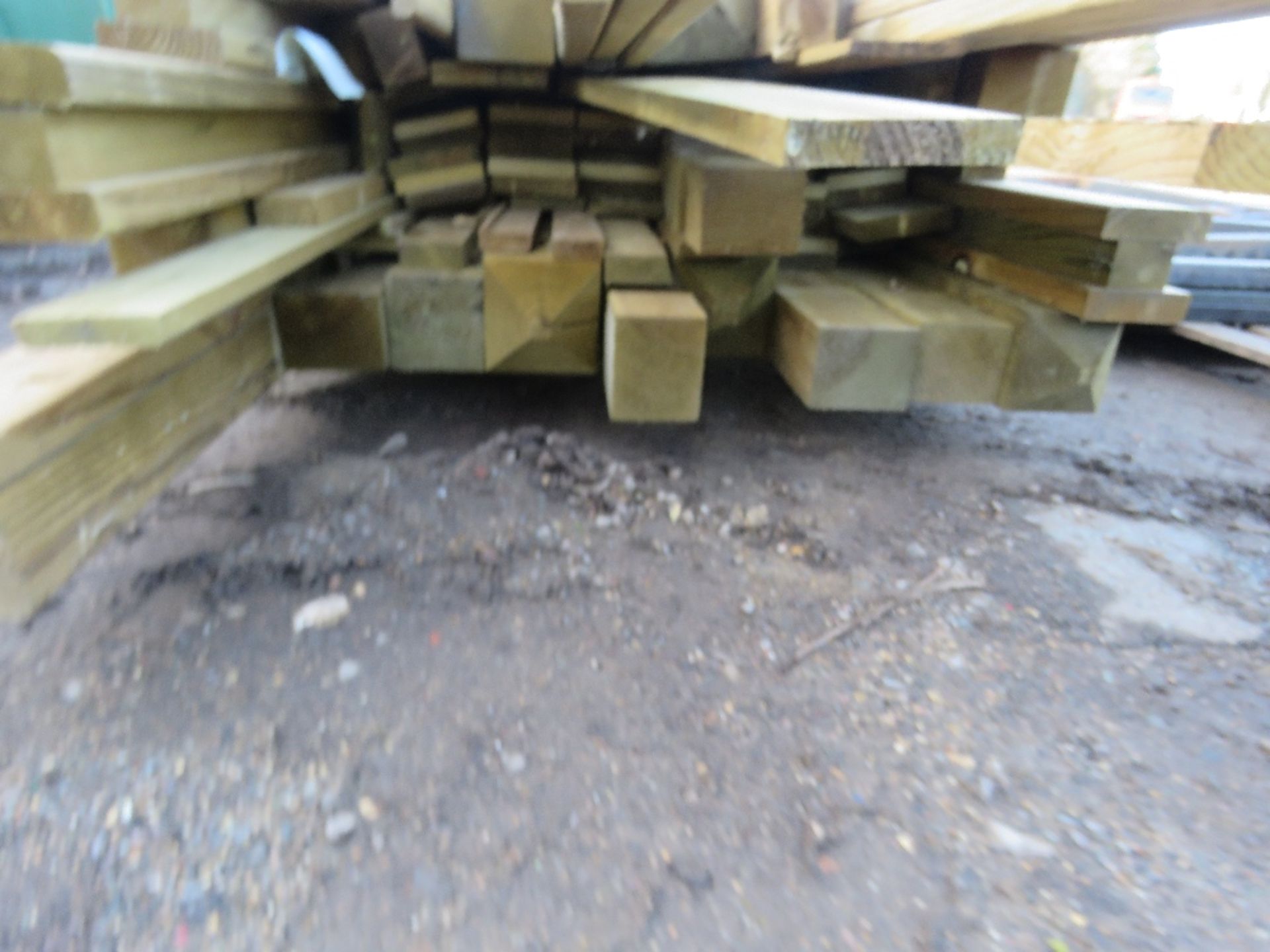 LARGE QUANTITY OF ASSORTED FENCING AND CONSTRUCTION TIMBERS. - Image 6 of 6