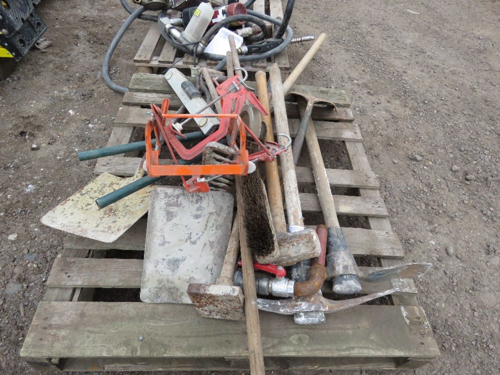 PALLET CONTAINING VARIOUS HAND TOOLS, AS SHOWN. SOURCED FROM COMPANY LIQUIDATION. - Image 2 of 4