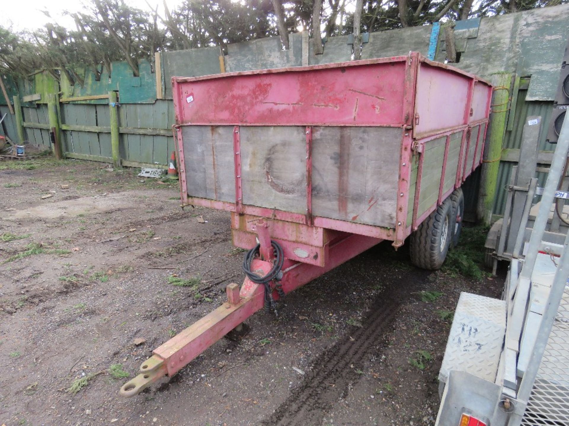 TRACTOR TOWED TWIN AXLED PETTIT GRAIN TIPPING TRAILER, 6 TONNE CAPACITY APPROX. DIRECT FROM LOCAL FA - Image 2 of 7