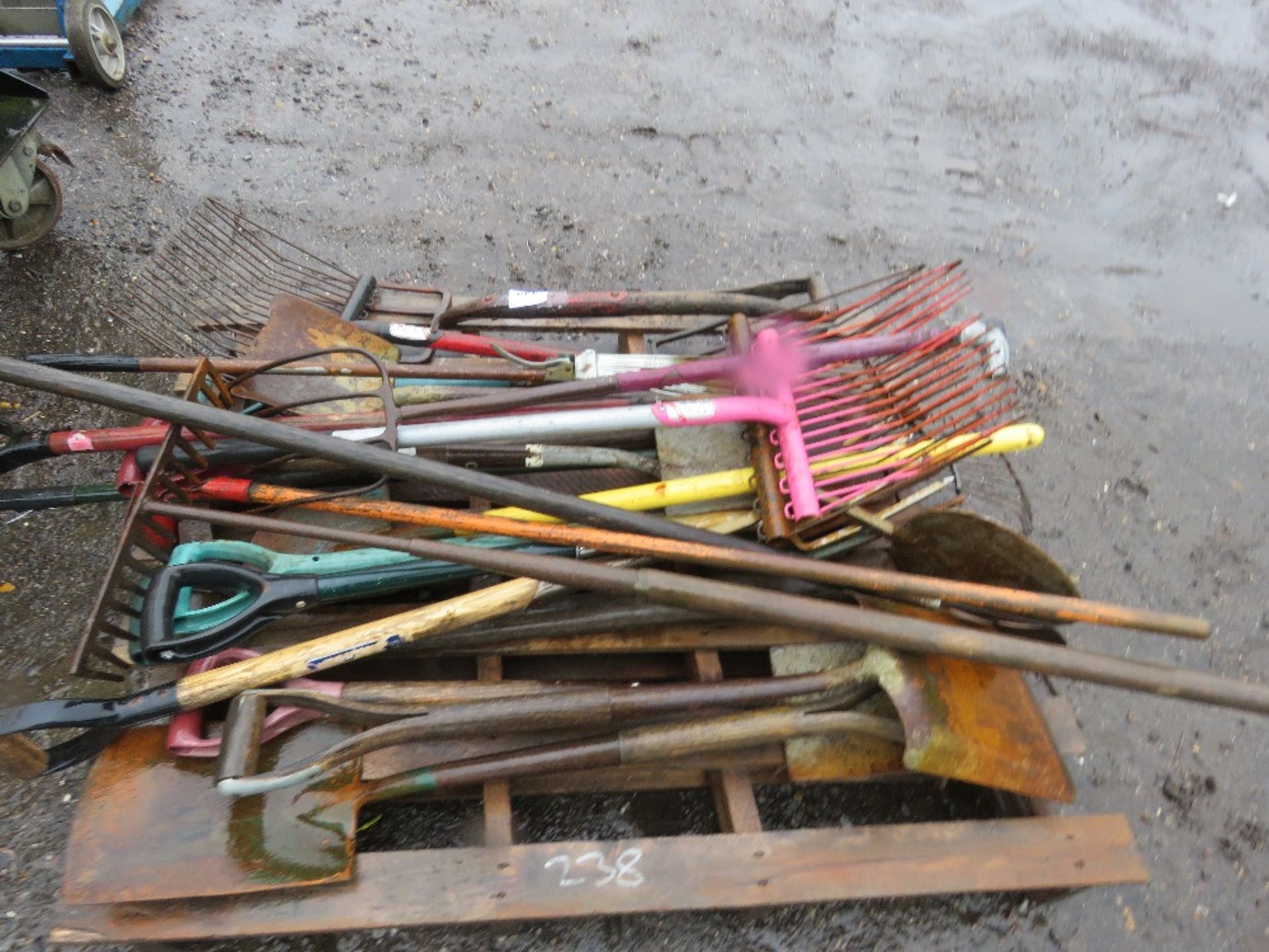 PALLET CONTAINING ASSORTED HAND TOOLS. THIS LOT IS SOLD UNDER THE AUCTIONEERS MARGIN SCHEME, THER - Image 3 of 3