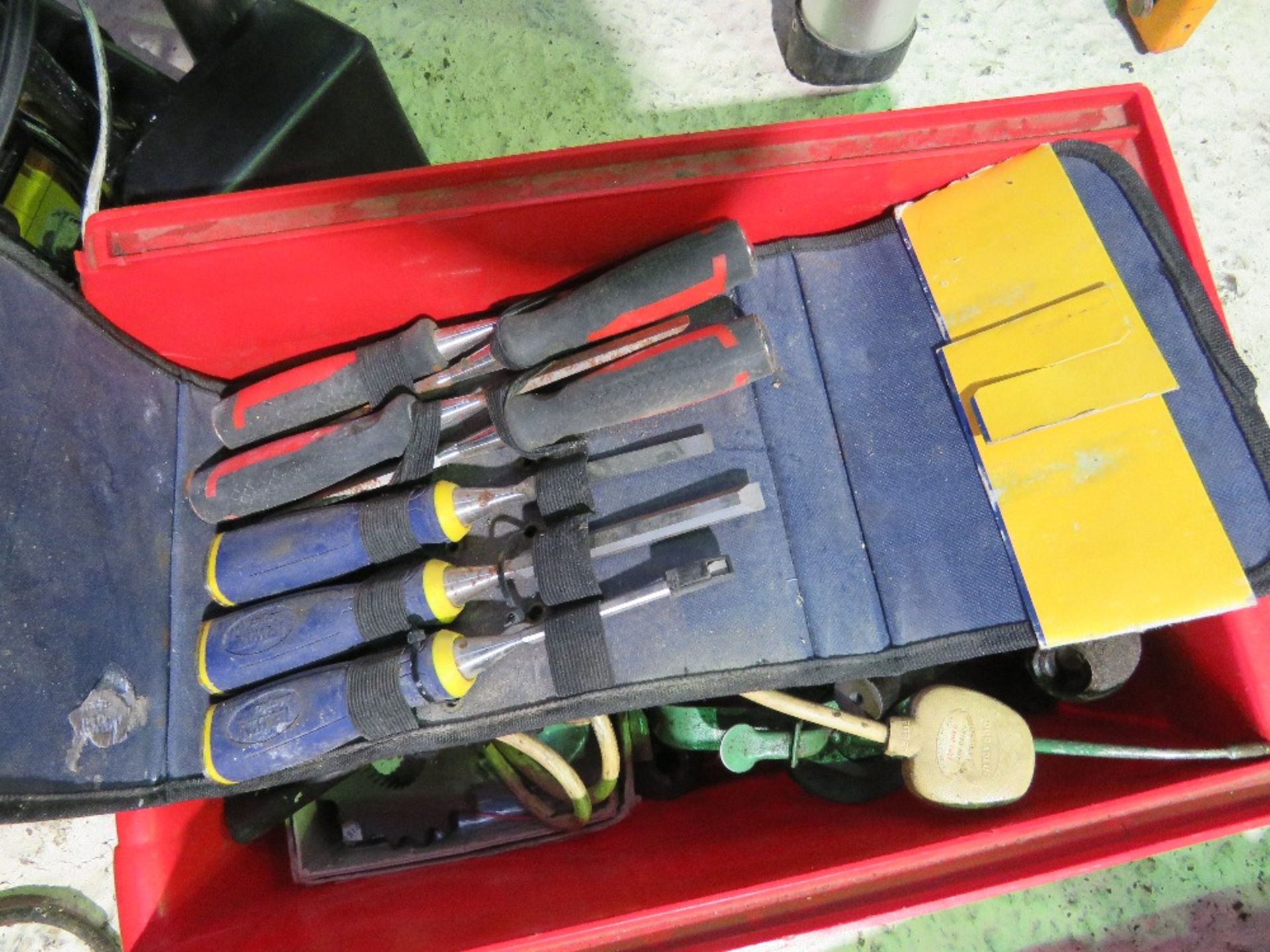 ASSORTED TOOLS INCLUDING CARPET KNEE BAR, RADIO, DRILL ETC. THIS LOT IS SOLD UNDER THE AUCTIONEERS - Image 5 of 6