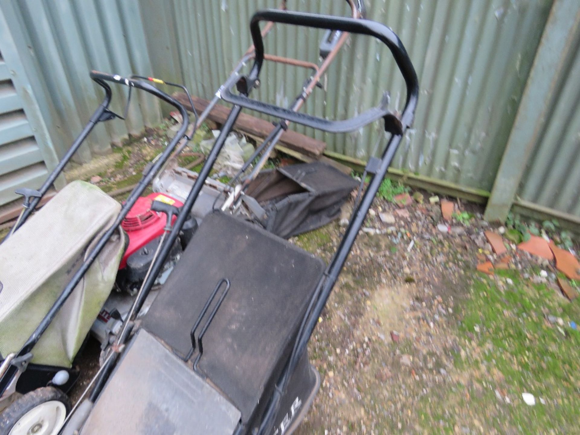 HAYTER JUBILEE 48 MOWER WITH A COLLECTOR BAG. THIS LOT IS SOLD UNDER THE AUCTIONEERS MARGIN SCHEM - Image 4 of 4