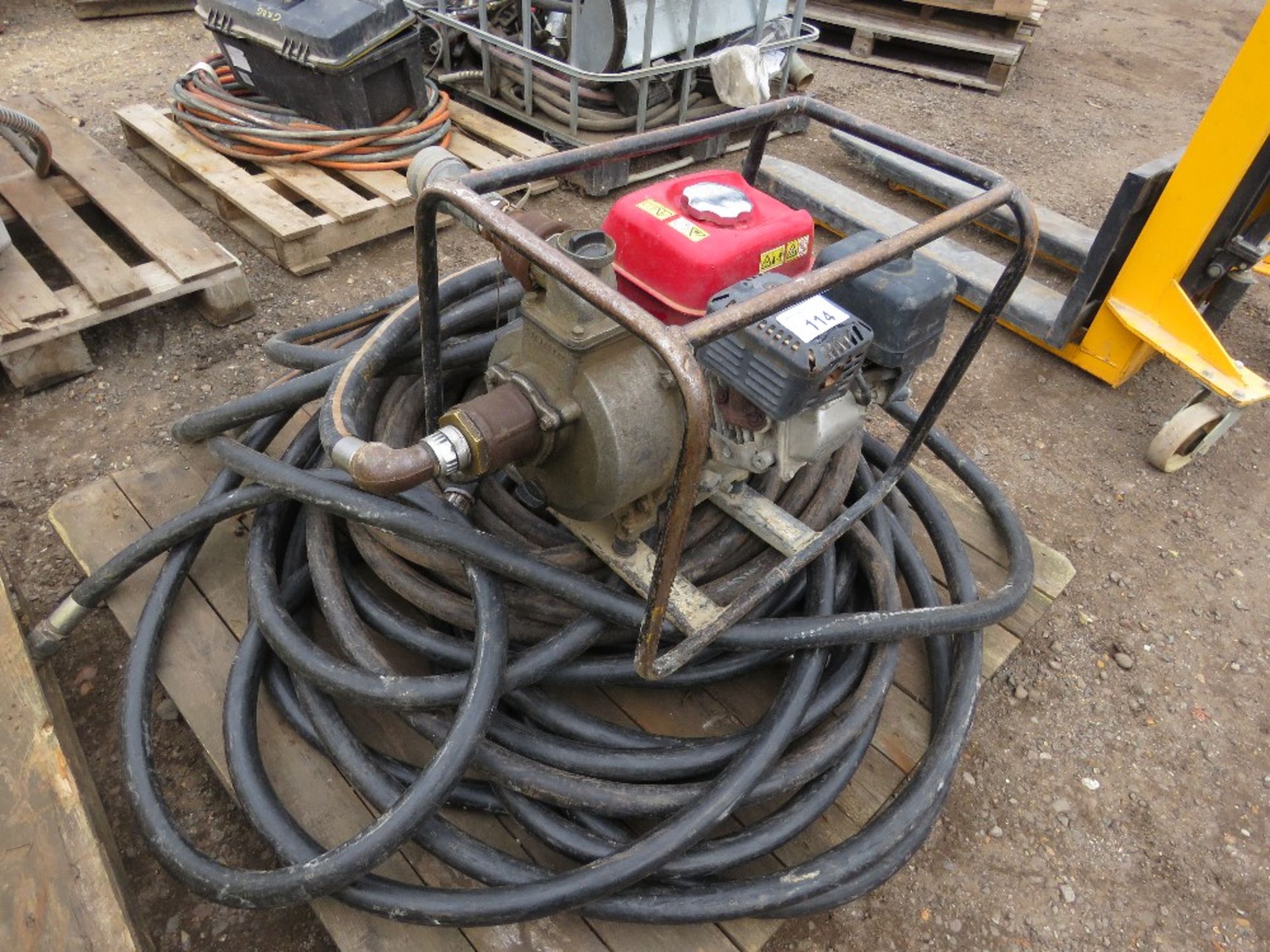 PETROL ENGINED FUEL TRANSFER PUMP PLUS A LARGE QUANTITY OF HOSE. SOURCED FROM COMPANY LIQUIDATION. - Image 2 of 7