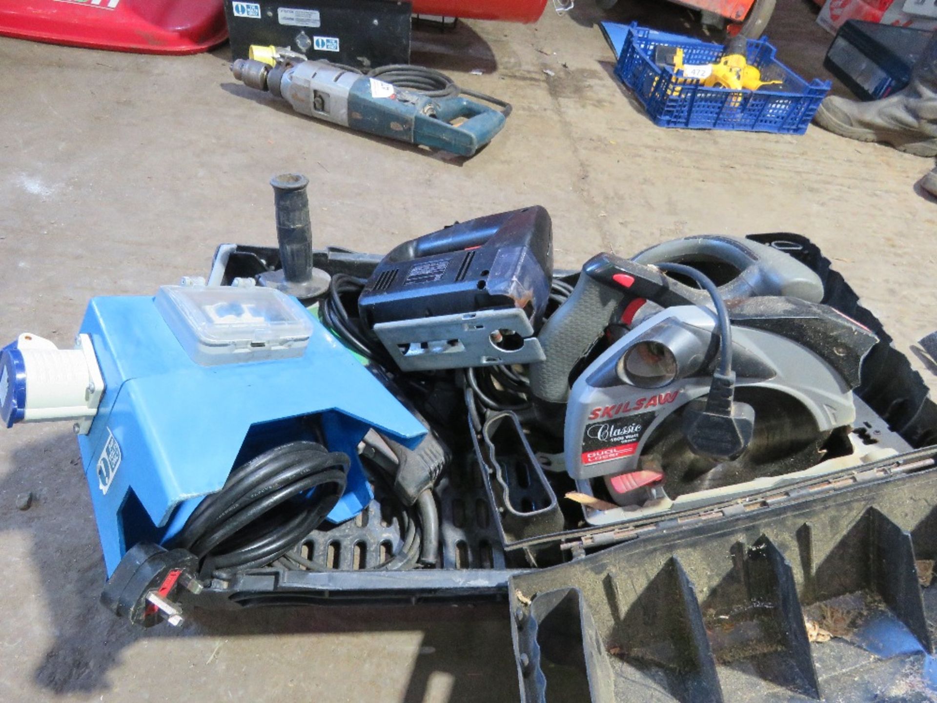 240V JIGSAW, GRINDER, CIRCULAR SAW AND JUNCTION SAW IN BOX. - Image 2 of 3