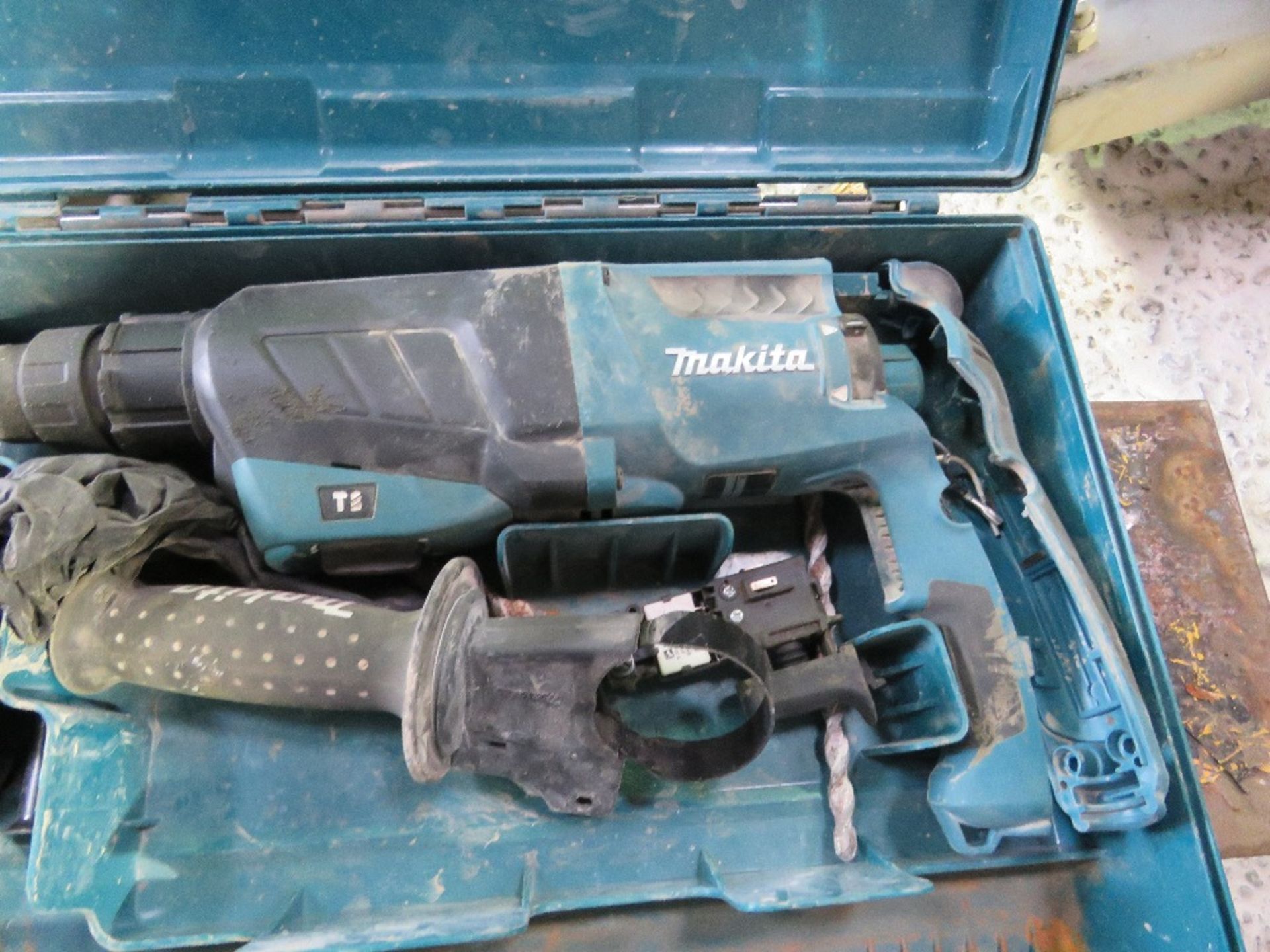 JIGSAW, 2 X DRILLS PLUS A BOX OF FITTINGS. SOURCED FROM COMPANY LIQUIDATION. - Image 4 of 5