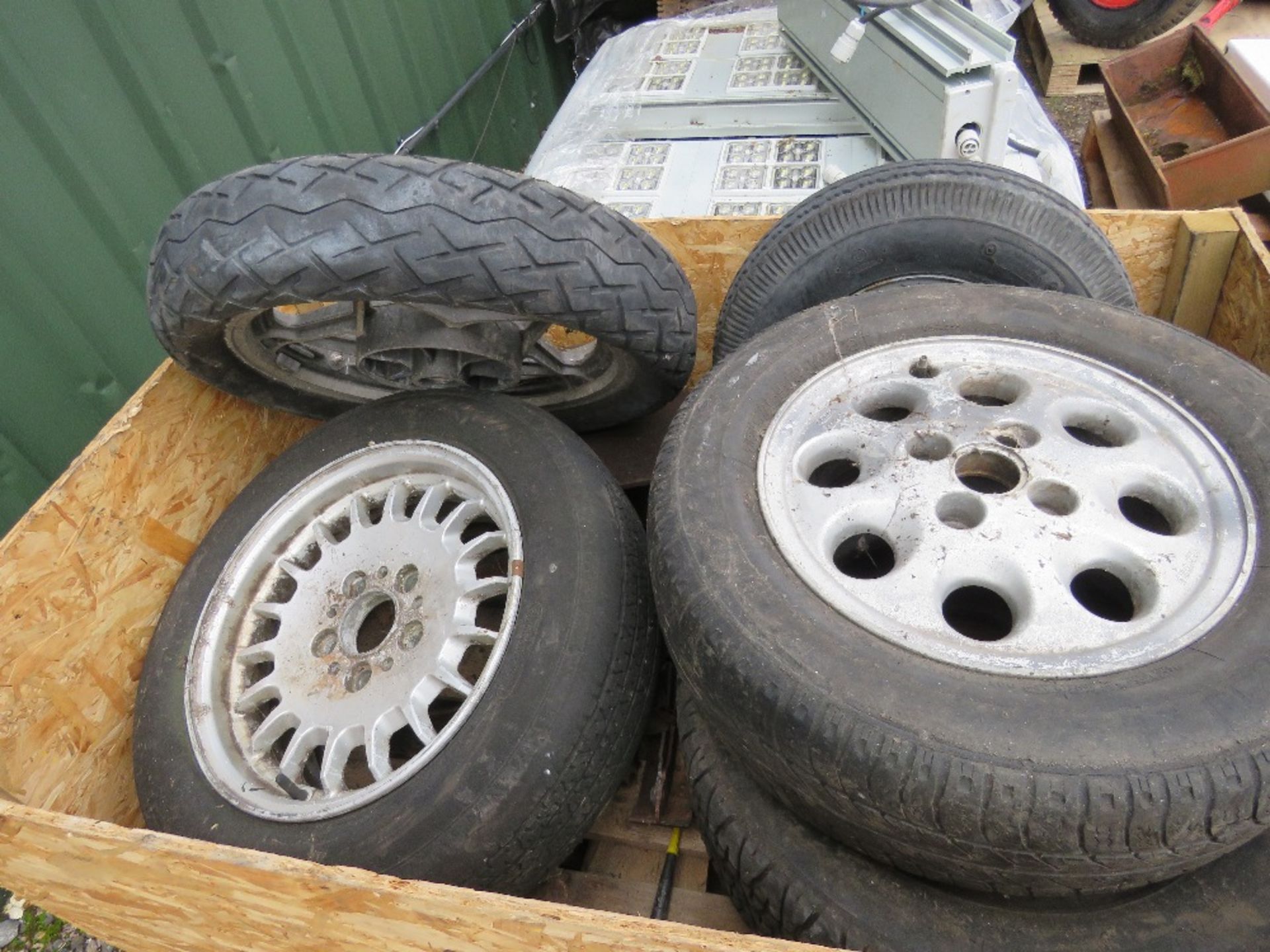 STILLAGE CONTAINING ASSORTED WHEELS AND TYRES. THIS LOT IS SOLD UNDER THE AUCTIONEERS MARGIN SCHE - Image 2 of 4