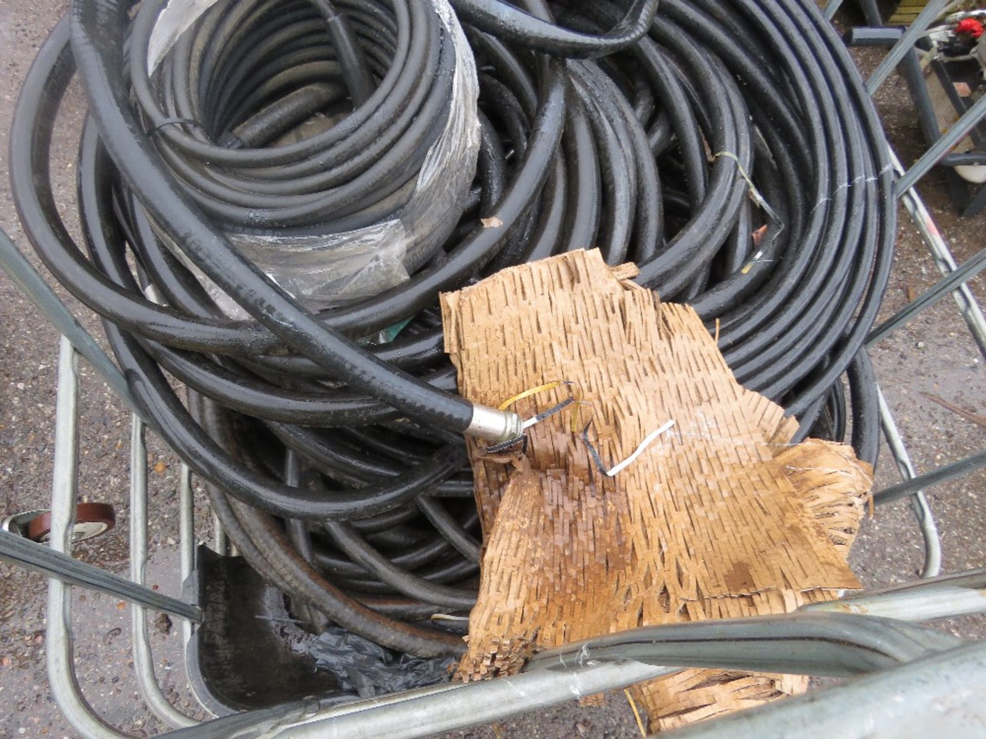 LARGE QUANTITY OF ASSORTED FUEL AND OTHER HOSES IN A STILLAGE. SOURCED FROM COMPANY LIQUIDATION. - Image 2 of 7