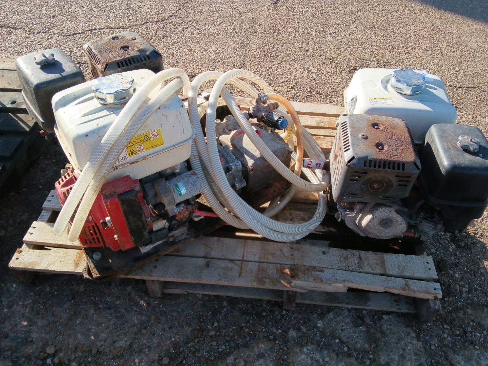 HONDA ELECTRIC START POWER WASHER WITH A SPARE ENGINE. THIS LOT IS SOLD UNDER THE AUCTIONEERS MAR - Image 2 of 3