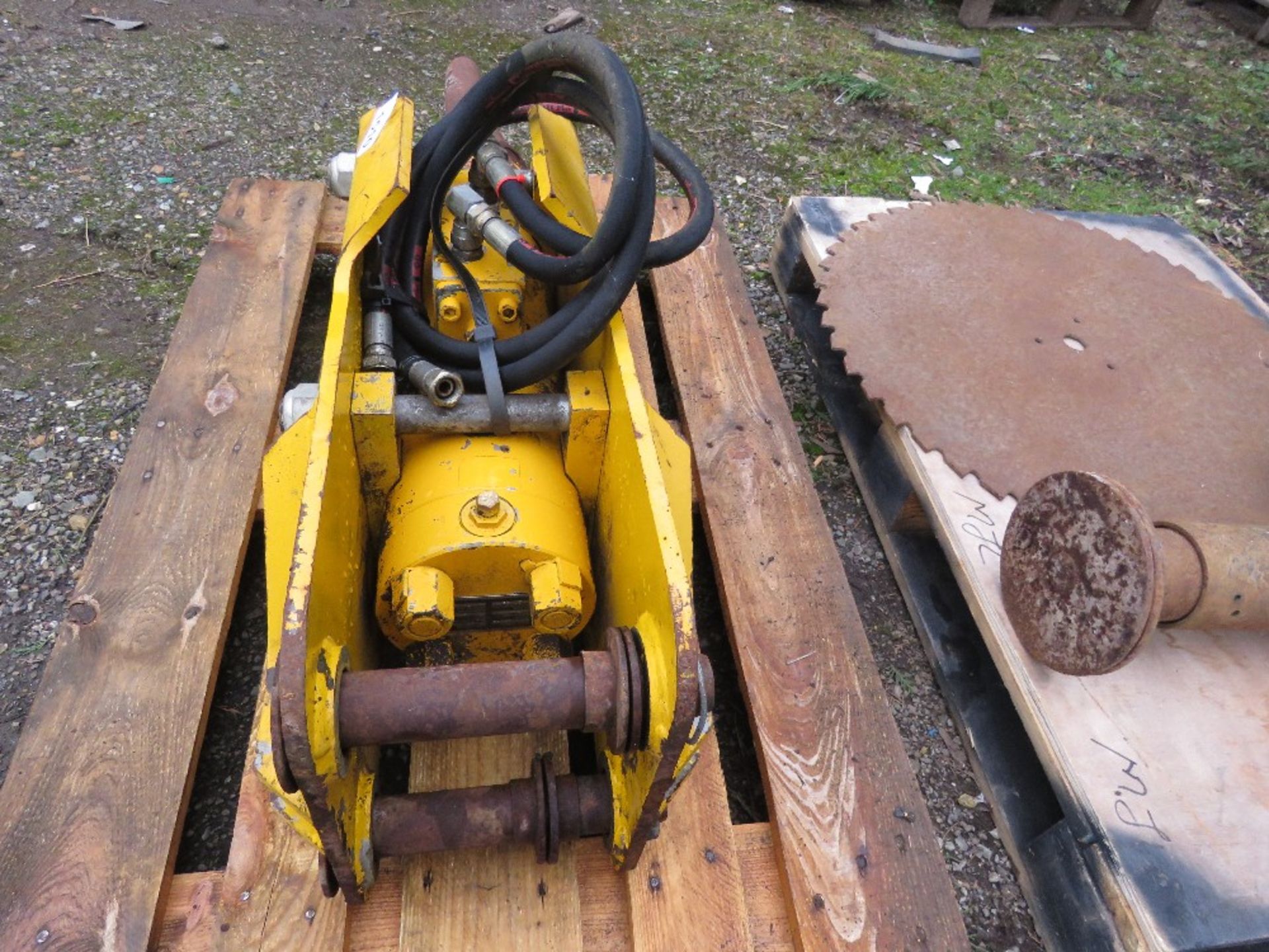 ARROWHEAD CONTRACTOR 4T EXCAVATOR MOUNTED BREAKER ON 45MM PINS. HAS DONE VERY LITTLE WORK, BELIEVED - Image 2 of 5