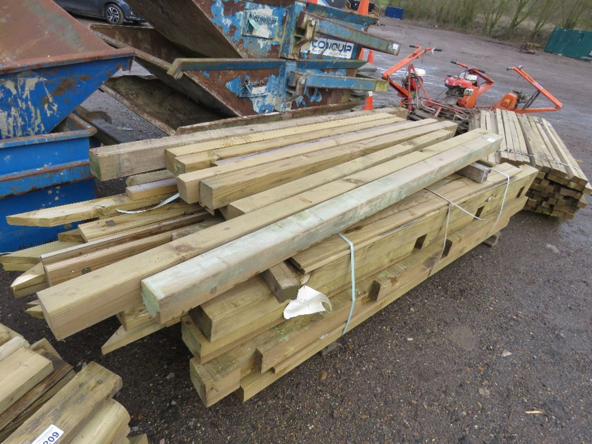 BUNDLE OF HEAVY DUTY TIMBERS AND POSTS 6-9FT LENGTH APPROX. - Image 4 of 4