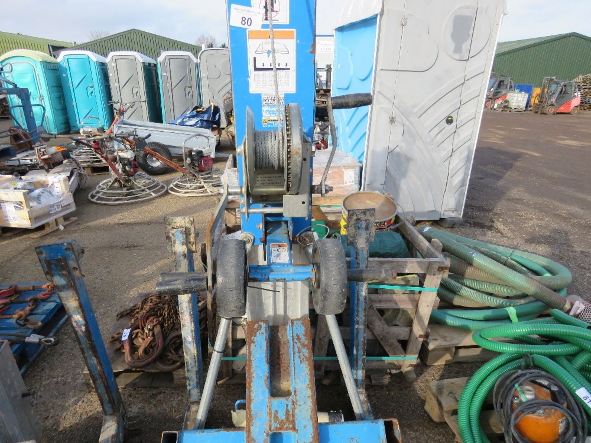 GENIE SLA10 MANUAL OPERTED HOIST / LIFT UNIT WITH FORKS. DIRECT FROM LOCAL COMPANY. - Image 3 of 6