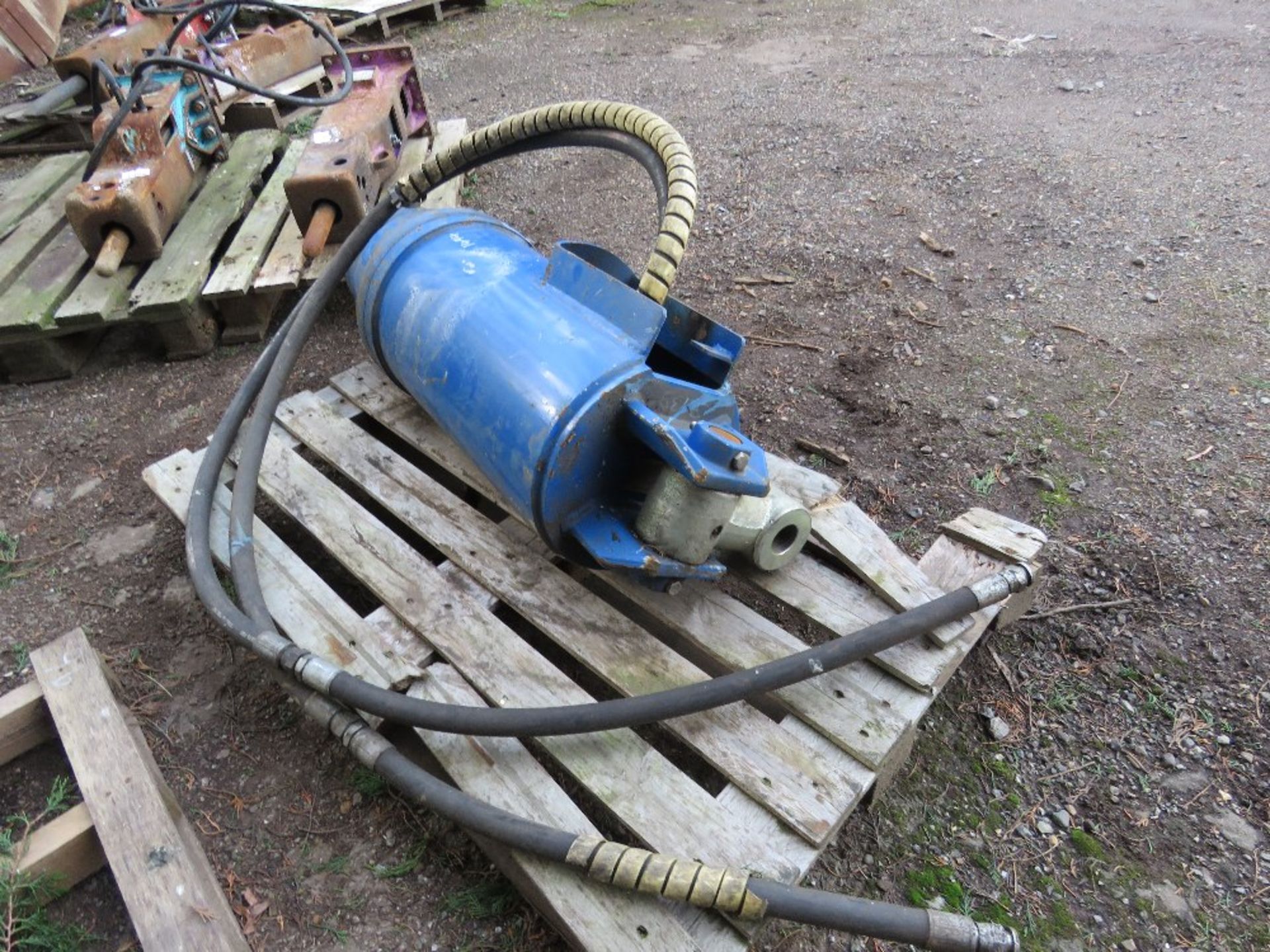 LARGE SIZED AUGER DRIVE HEAD WITH 75MM SQUARE DRIVE SHAFT. - Image 2 of 4