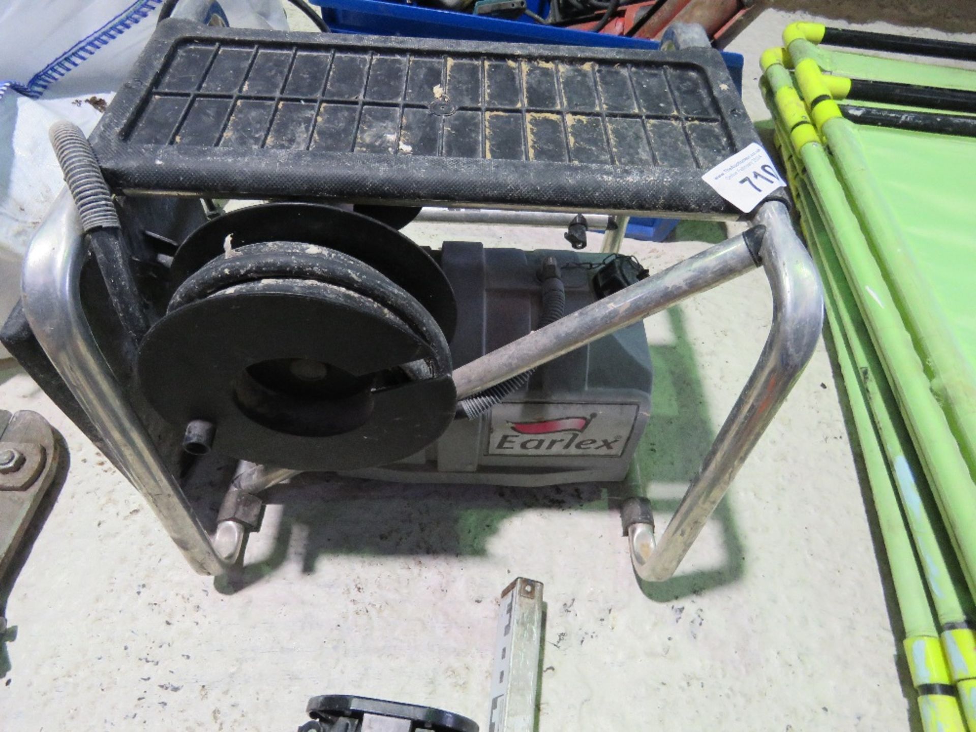 EARLEX 240VOLT WALLPAPER STRIPPER. SOURCED FROM COMPANY LIQUIDATION. THIS LOT IS SOLD UNDER THE
