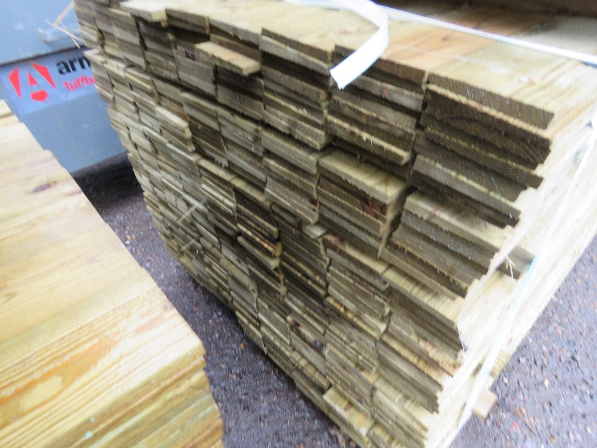 LARGE PACK OF TREATED FEATHER EDGE TIMBER CLADDING BOARDS MIXED LENGTHS 1.8M LENGTH X 100MM WIDTH AP - Image 3 of 4