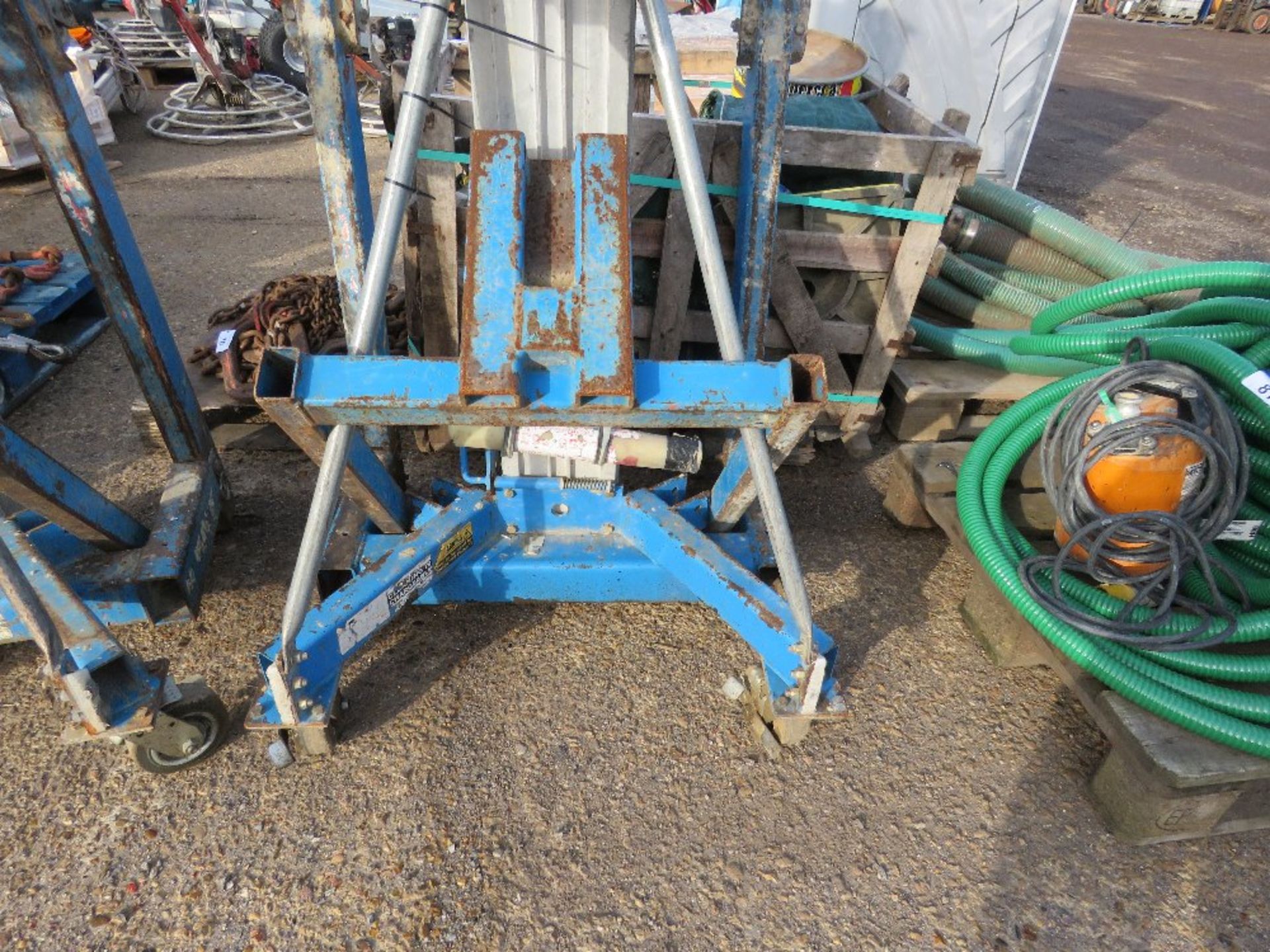 GENIE SLA10 MANUAL OPERTED HOIST / LIFT UNIT WITH FORKS. DIRECT FROM LOCAL COMPANY. - Image 2 of 6