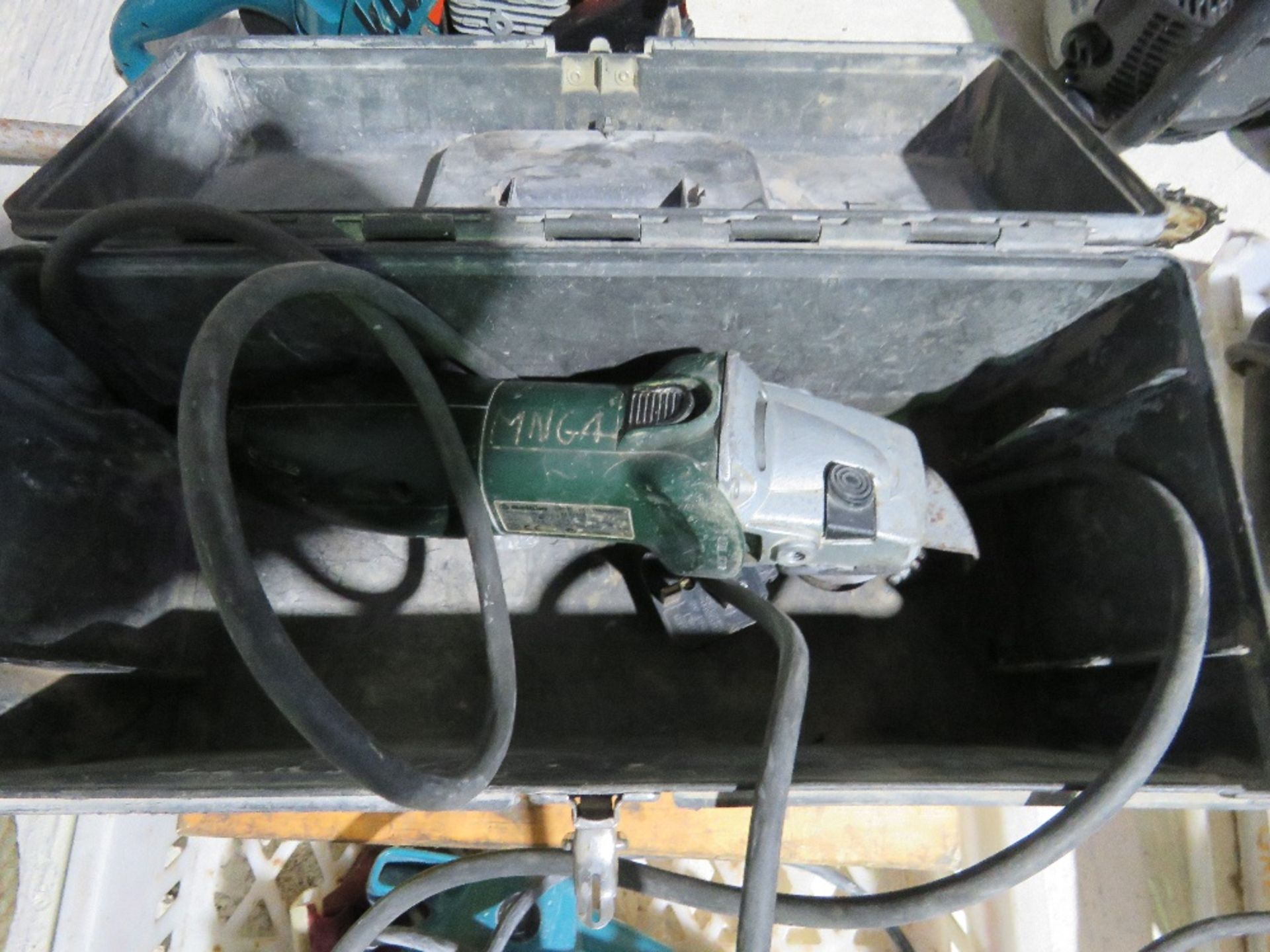 4NO ASSORTED POWER TOOLS: 3NO SANDERS PLUS A GRINDER, 240VOLT. SOURCED FROM LOCAL DEPOT CLOSURE. - Image 4 of 5
