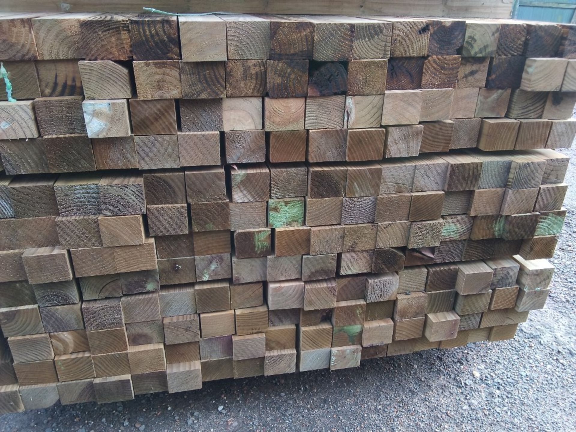 LARGE PACK OF APPROXIMATELY 200 PIECES OF TREATED TIMBER BATTENS / POSTS MOSTLY 50-55MM X 45MM APPRO - Image 2 of 3