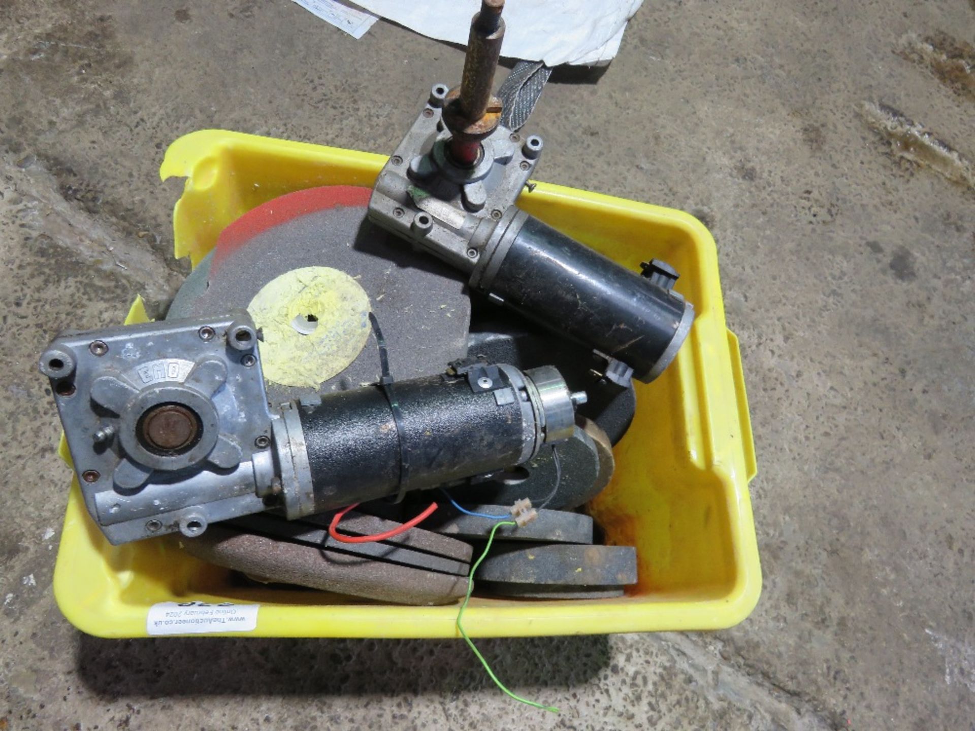 BOX OF GRINDING WHEELS PLUS 2 X MOTORS. THIS LOT IS SOLD UNDER THE AUCTIONEERS MARGIN SCHEME, THE - Image 3 of 3