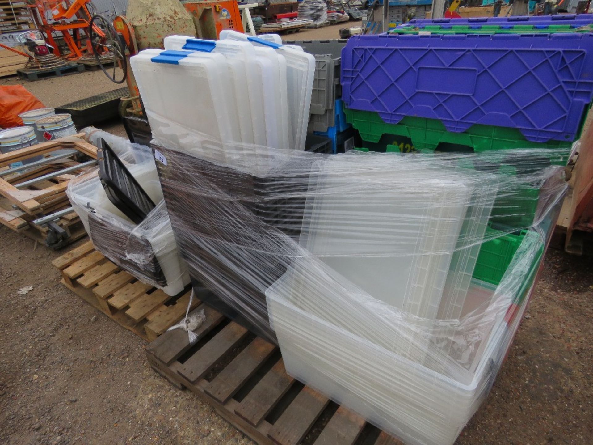 2 X PALLETS OF ASSORTED PLASTIC CRATES. - Image 4 of 6