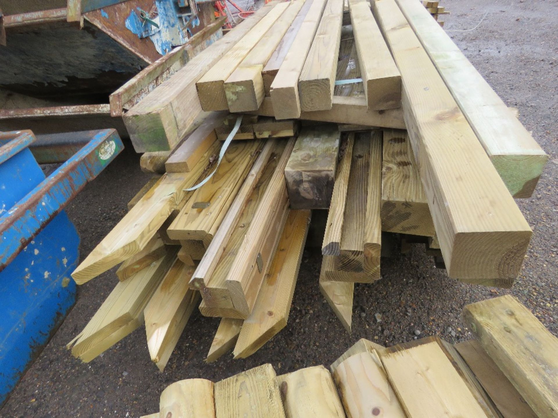 BUNDLE OF HEAVY DUTY TIMBERS AND POSTS 6-9FT LENGTH APPROX. - Image 3 of 4