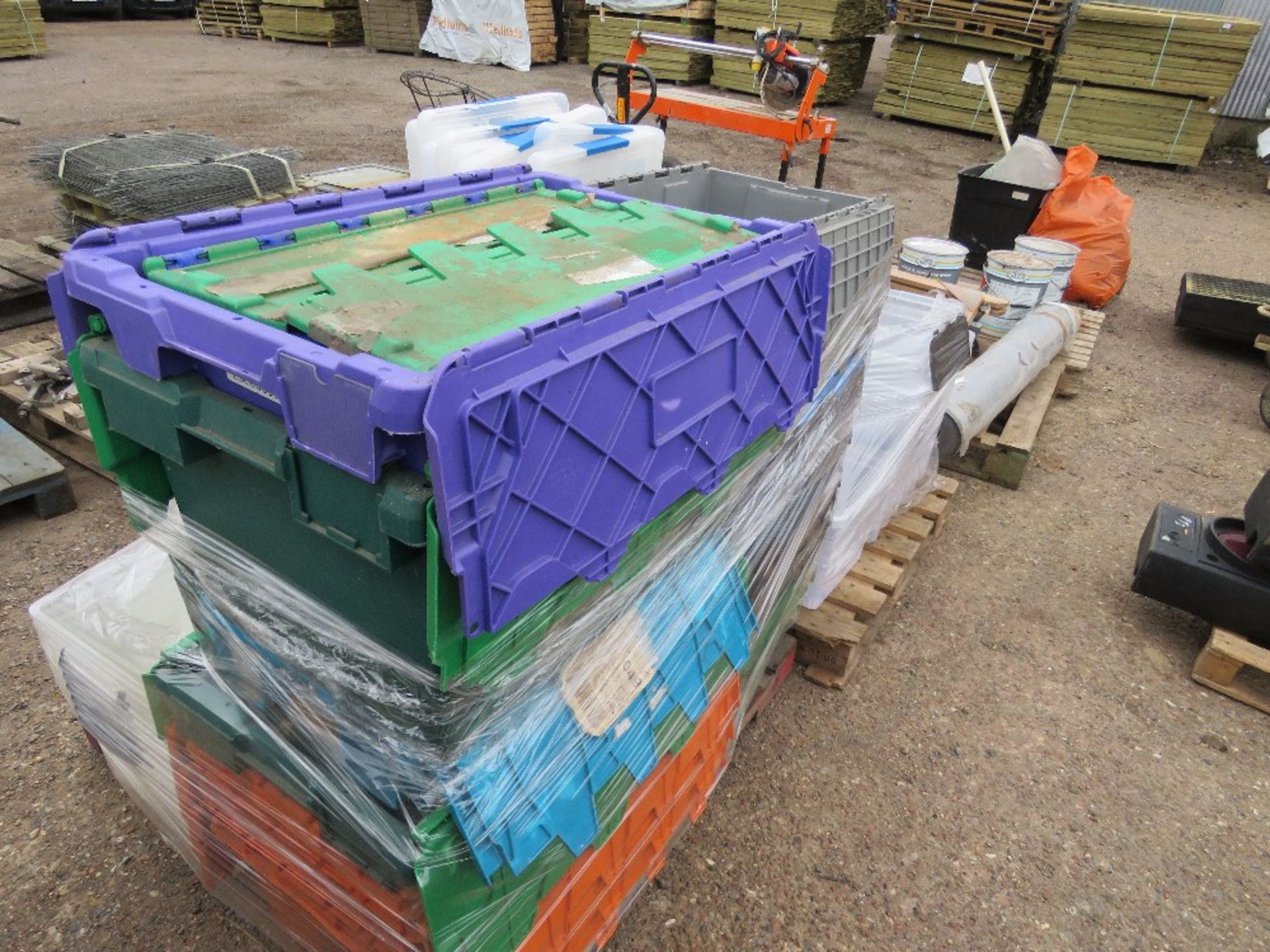 2 X PALLETS OF ASSORTED PLASTIC CRATES. - Image 5 of 6