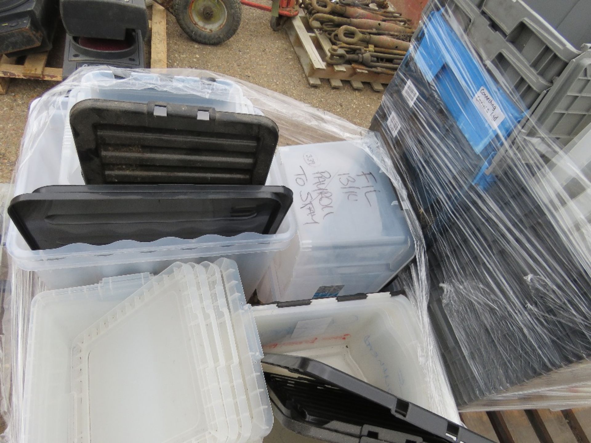 2 X PALLETS OF ASSORTED PLASTIC CRATES. - Image 3 of 6