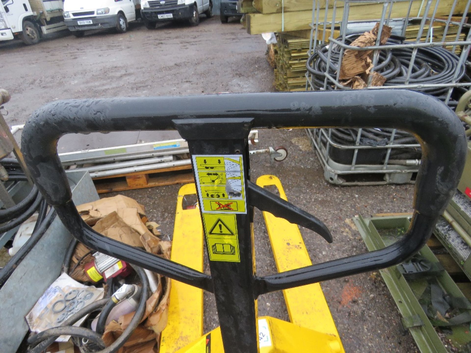 HYDRAULIC PALLET TRUCK. SOURCED FROM COMPANY LIQUIDATION. THIS LOT IS SOLD UNDER THE AUCTIONEERS - Image 3 of 4