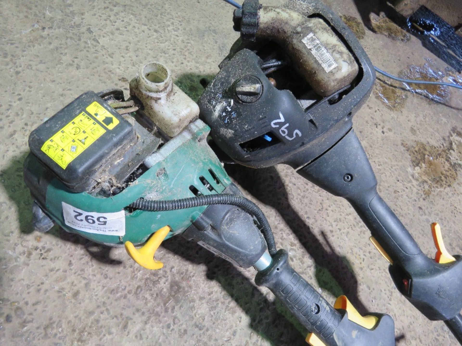 2 X PETROL ENGINED STRIMMERS. THIS LOT IS SOLD UNDER THE AUCTIONEERS MARGIN SCHEME, THEREFORE NO - Image 4 of 4