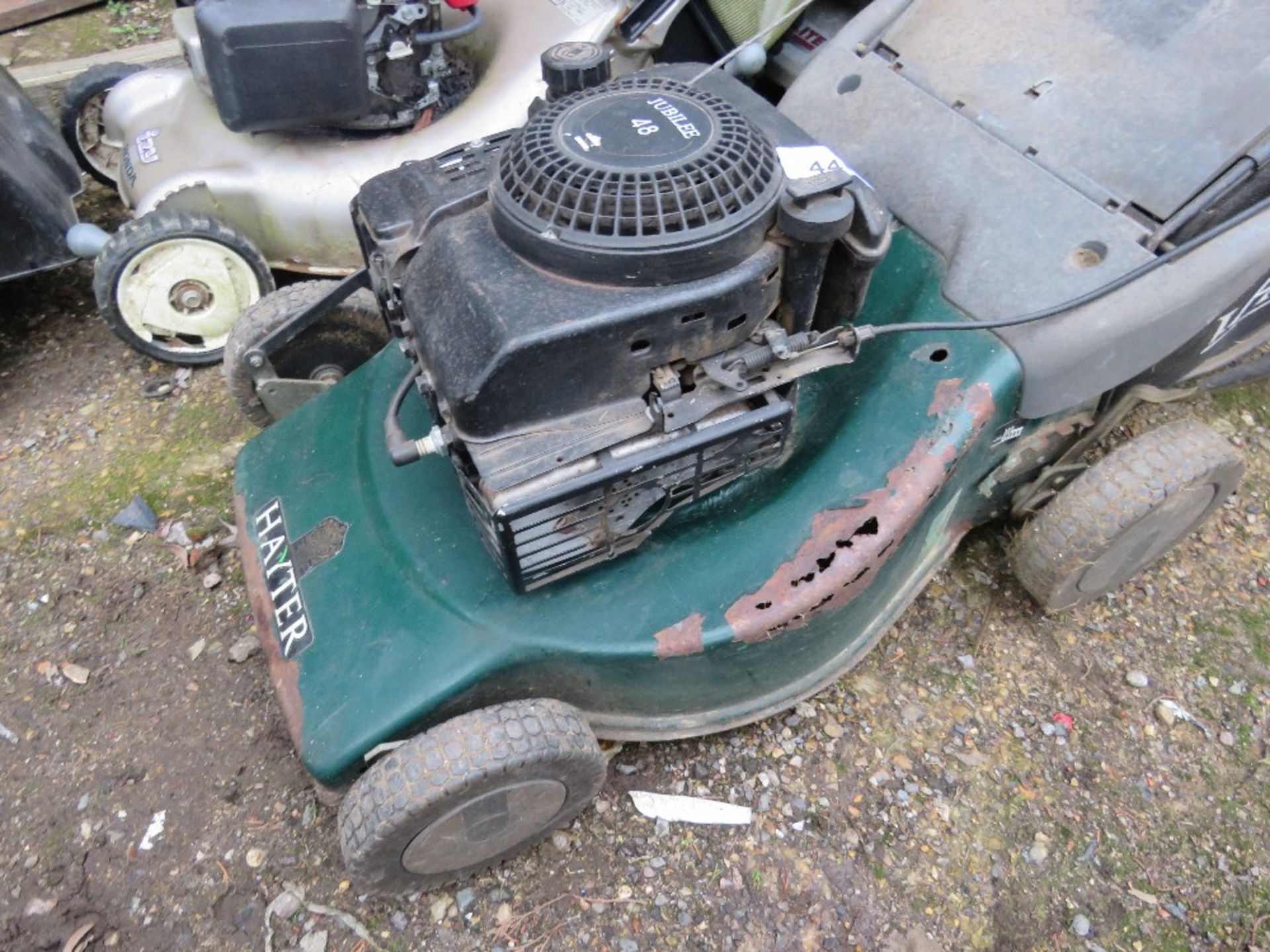 HAYTER JUBILEE 48 MOWER WITH A COLLECTOR BAG. THIS LOT IS SOLD UNDER THE AUCTIONEERS MARGIN SCHEM - Image 3 of 4