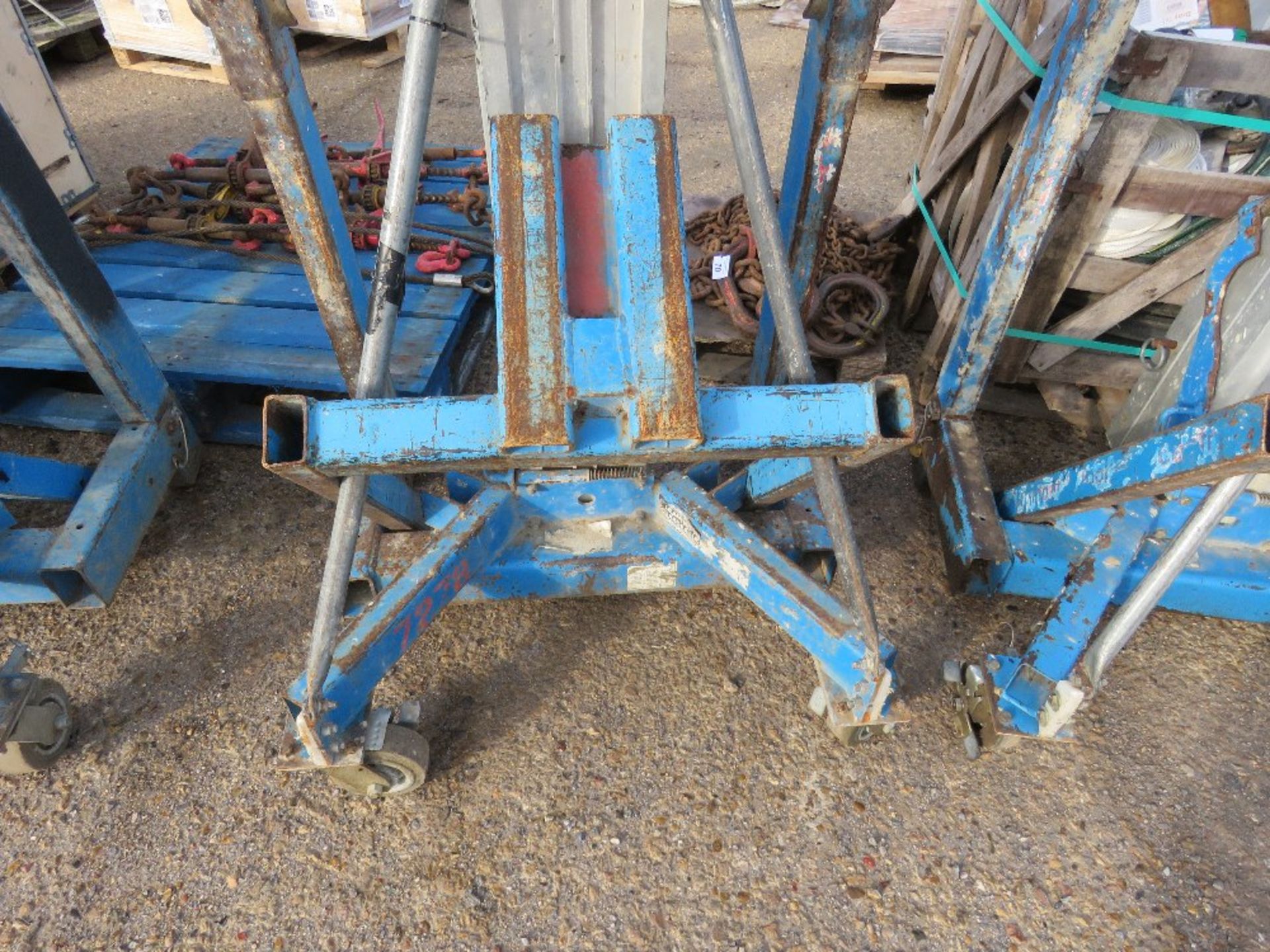 GENIE SLA10 MANUAL OPERTED HOIST / LIFT UNIT WITH FORKS. DIRECT FROM LOCAL COMPANY. - Image 2 of 6