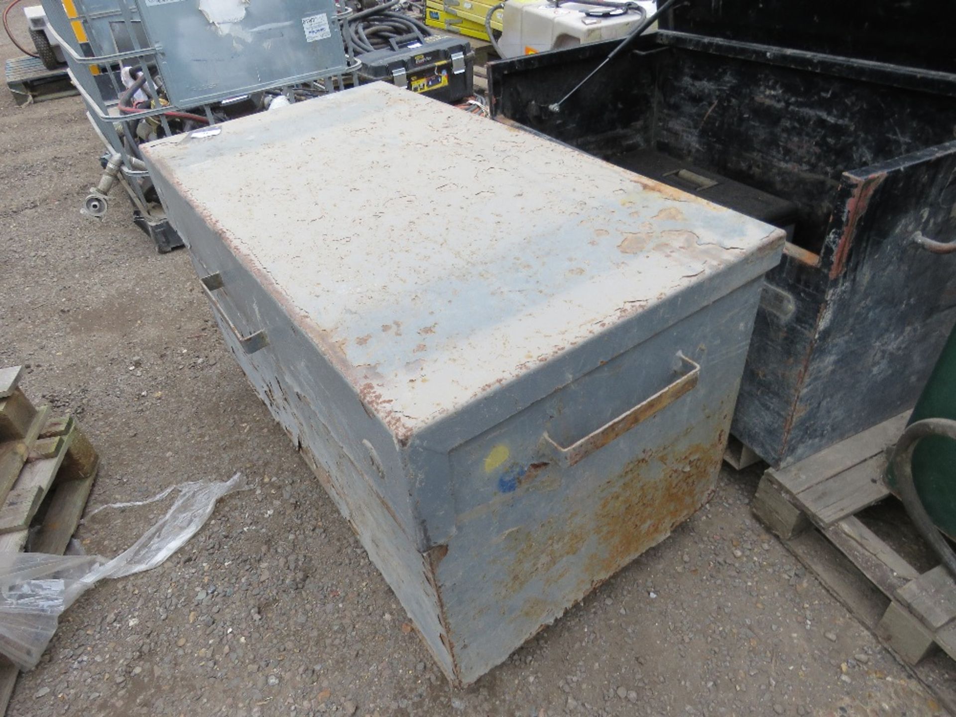 TOOL VAULT WITH CONTENTS, UNLOCKED, NO KEYS. SOURCED FROM COMPANY LIQUIDATION. - Image 2 of 3