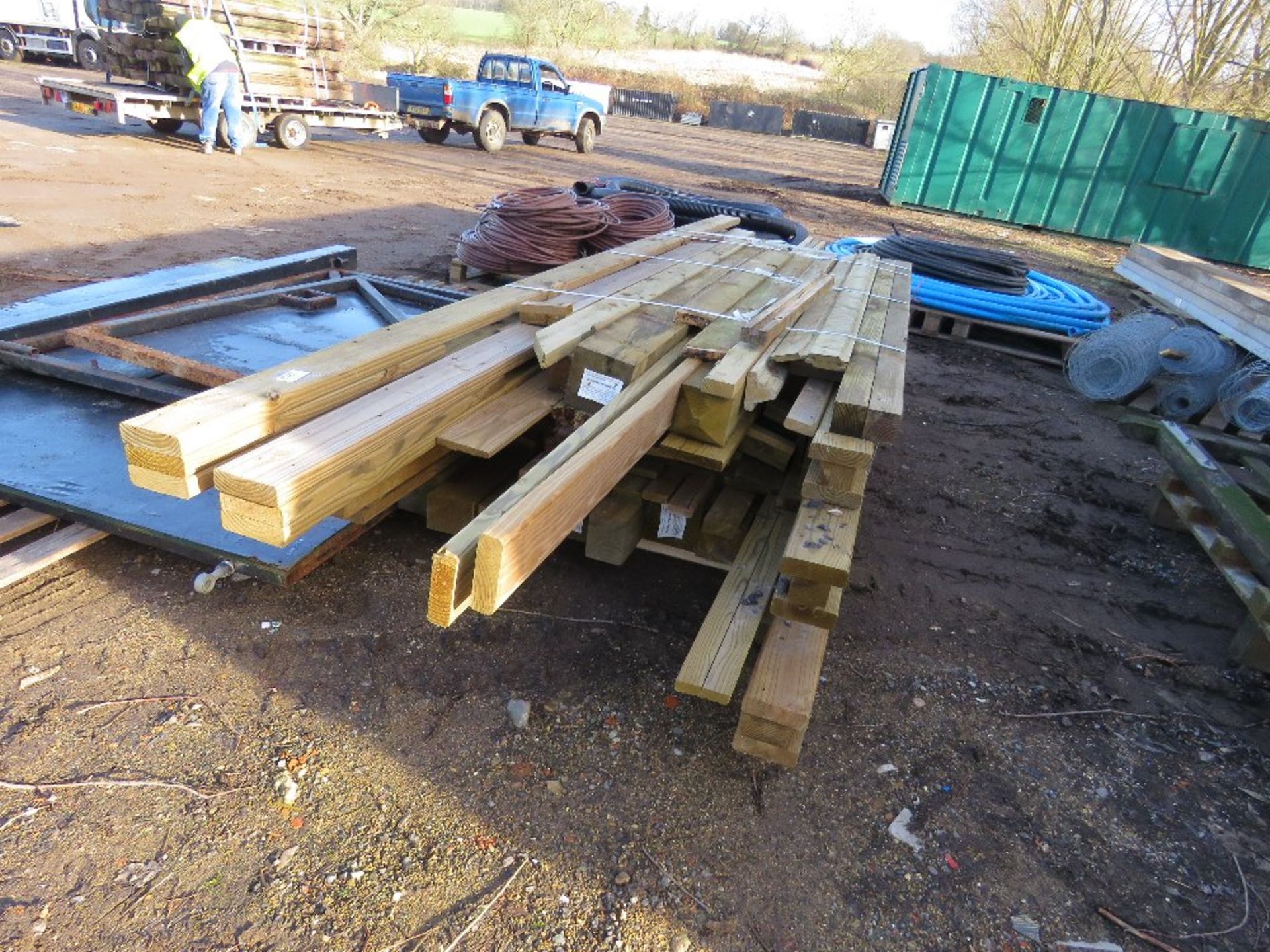 LARGE QUANTITY OF ASSORTED FENCING AND CONSTRUCTION TIMBERS. - Image 2 of 6