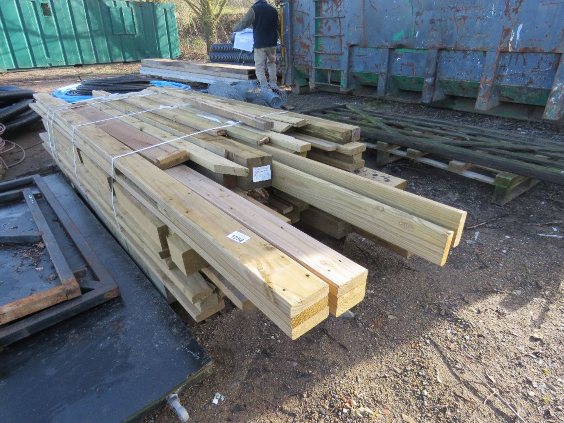 LARGE QUANTITY OF ASSORTED FENCING AND CONSTRUCTION TIMBERS.