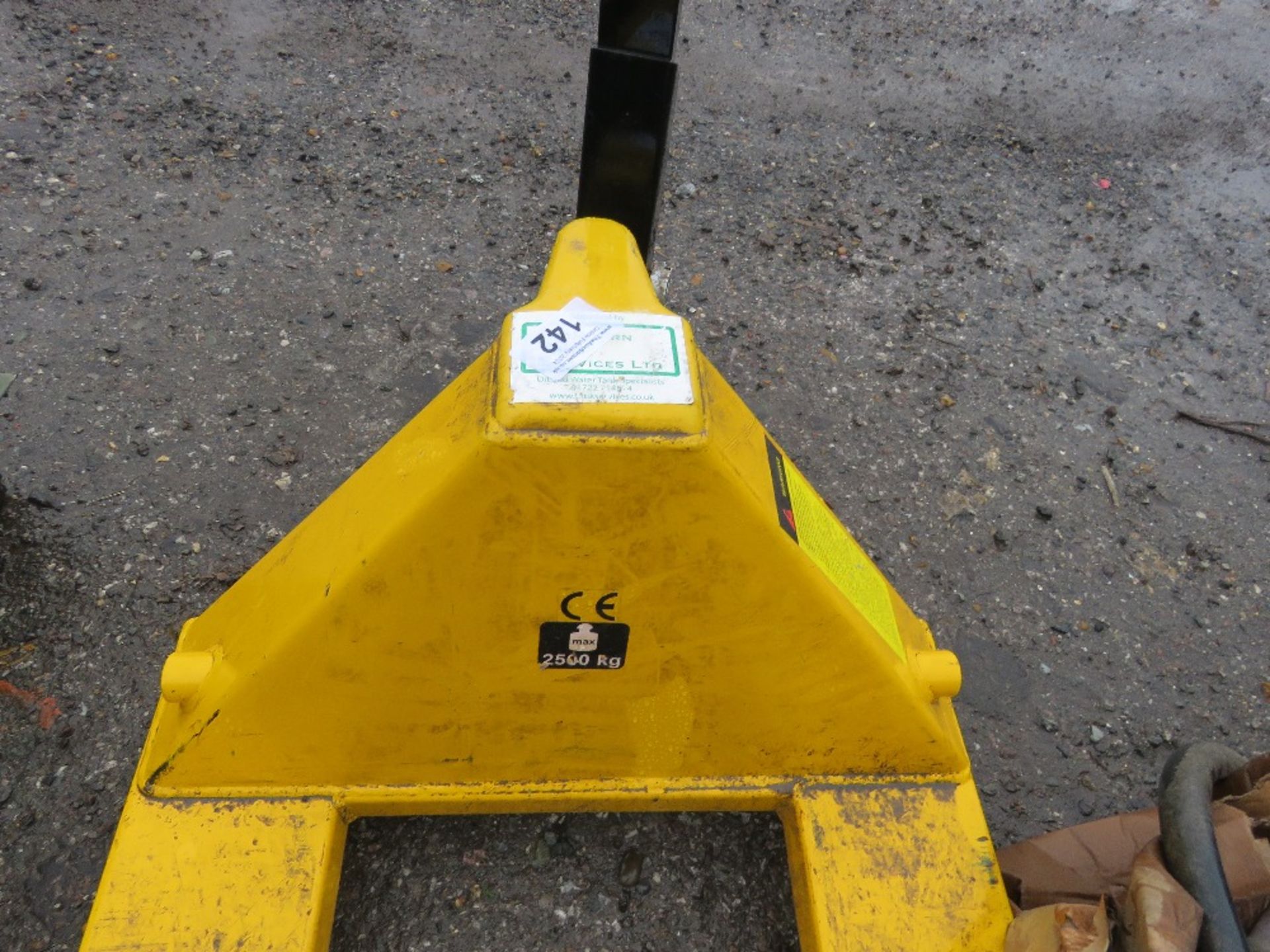 HYDRAULIC PALLET TRUCK. SOURCED FROM COMPANY LIQUIDATION. THIS LOT IS SOLD UNDER THE AUCTIONEERS - Image 2 of 4