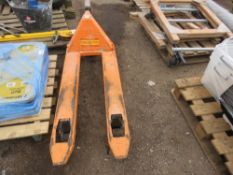 HYDRAULIC PALLET TRUCK. THIS LOT IS SOLD UNDER THE AUCTIONEERS MARGIN SCHEME, THEREFORE NO VAT W