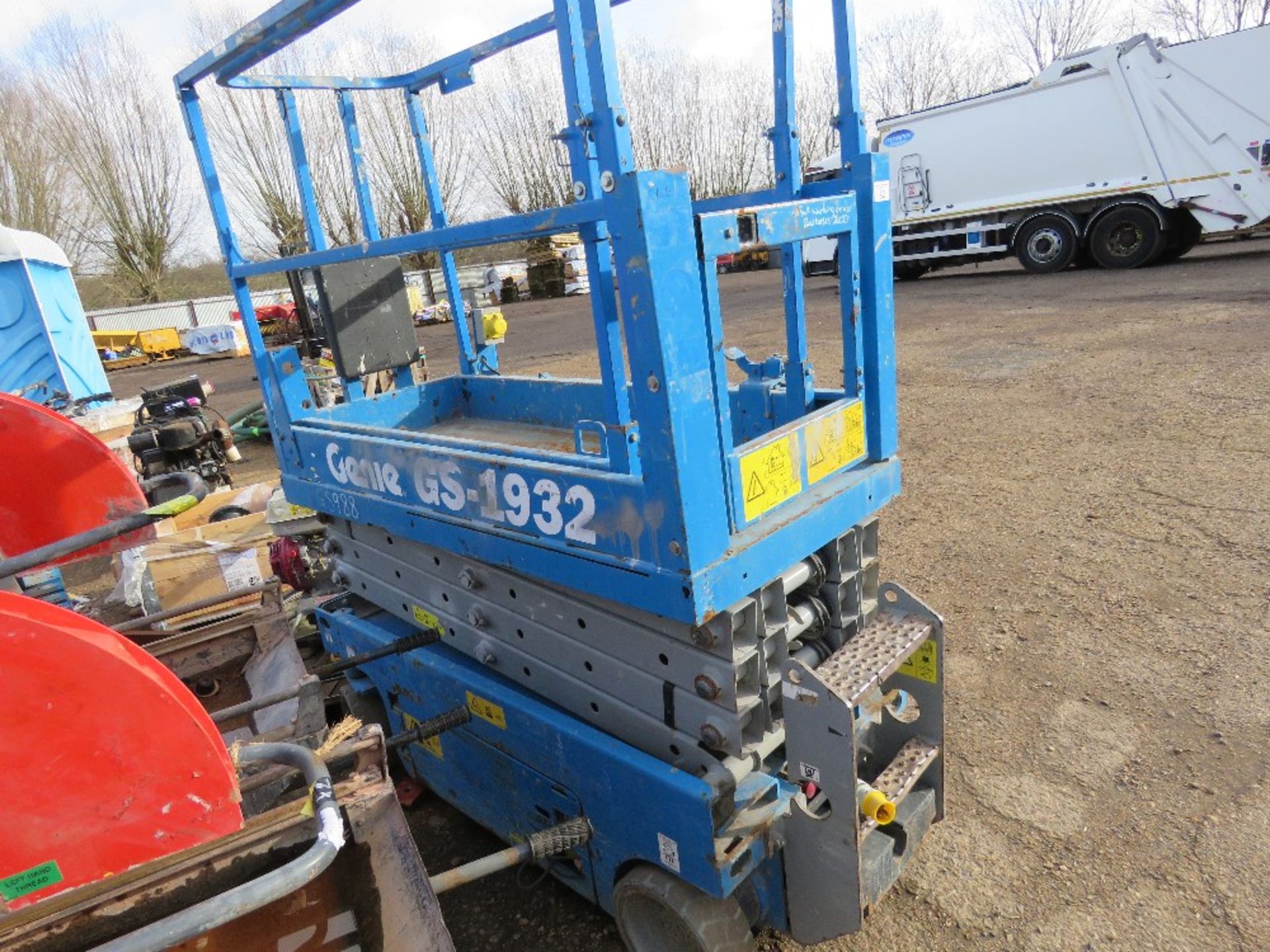 GENIE GS1932 SCISSOR LIFT ACCESS UNIT. YEAR 2008 BUILD. SN:GS3008C-988. WHEN TESTED WAS SEEN TO DRI - Image 2 of 5